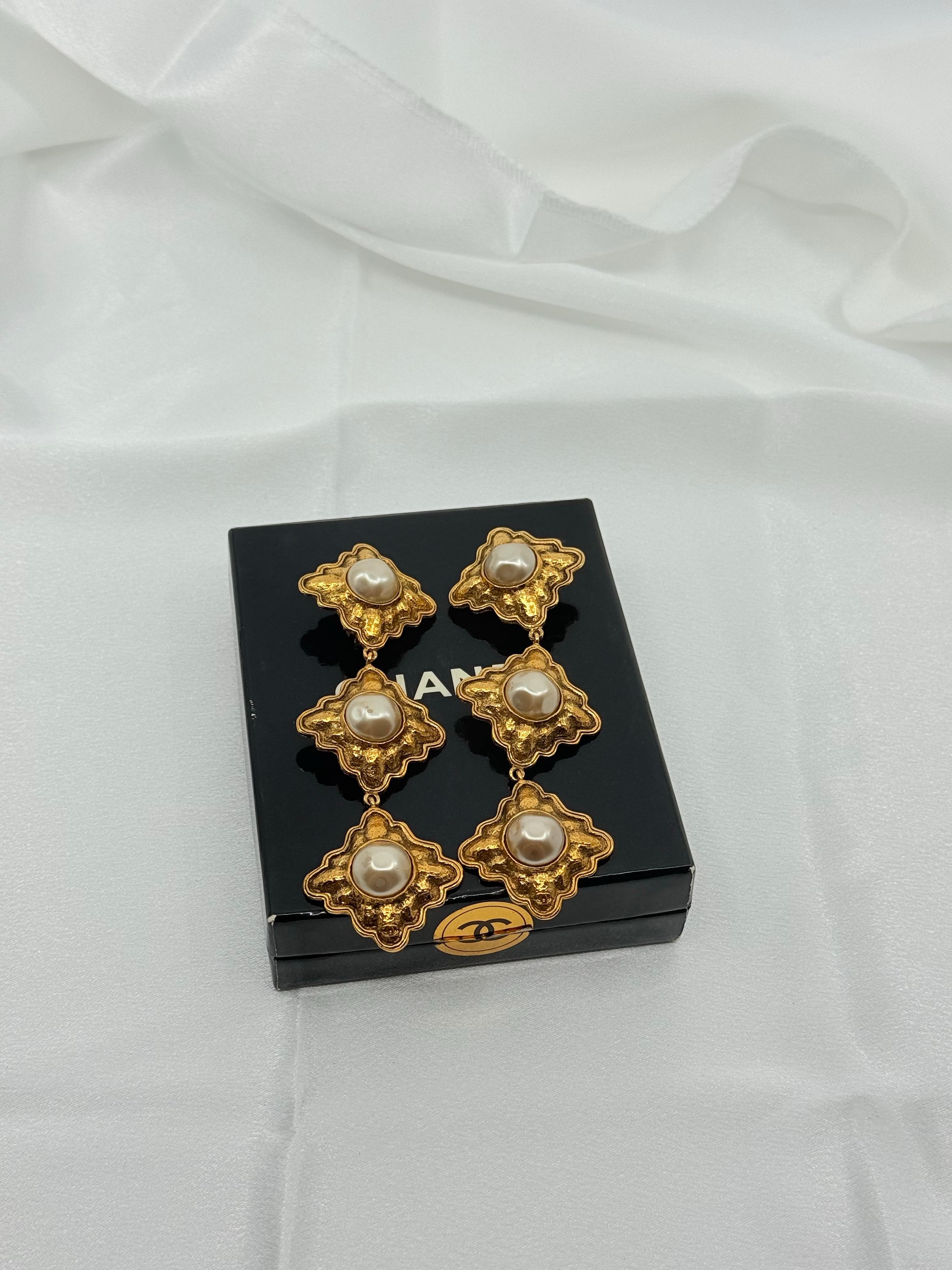 Vintage Statement Chanel Gold Perle Tropfen baumeln Clip auf Ohrringe im Angebot 6