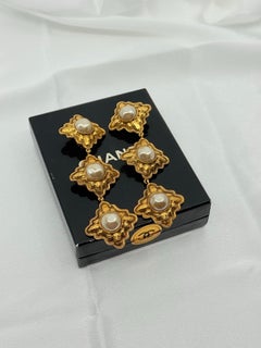 Pendientes vintage Chanel de oro con perlas colgantes de clip