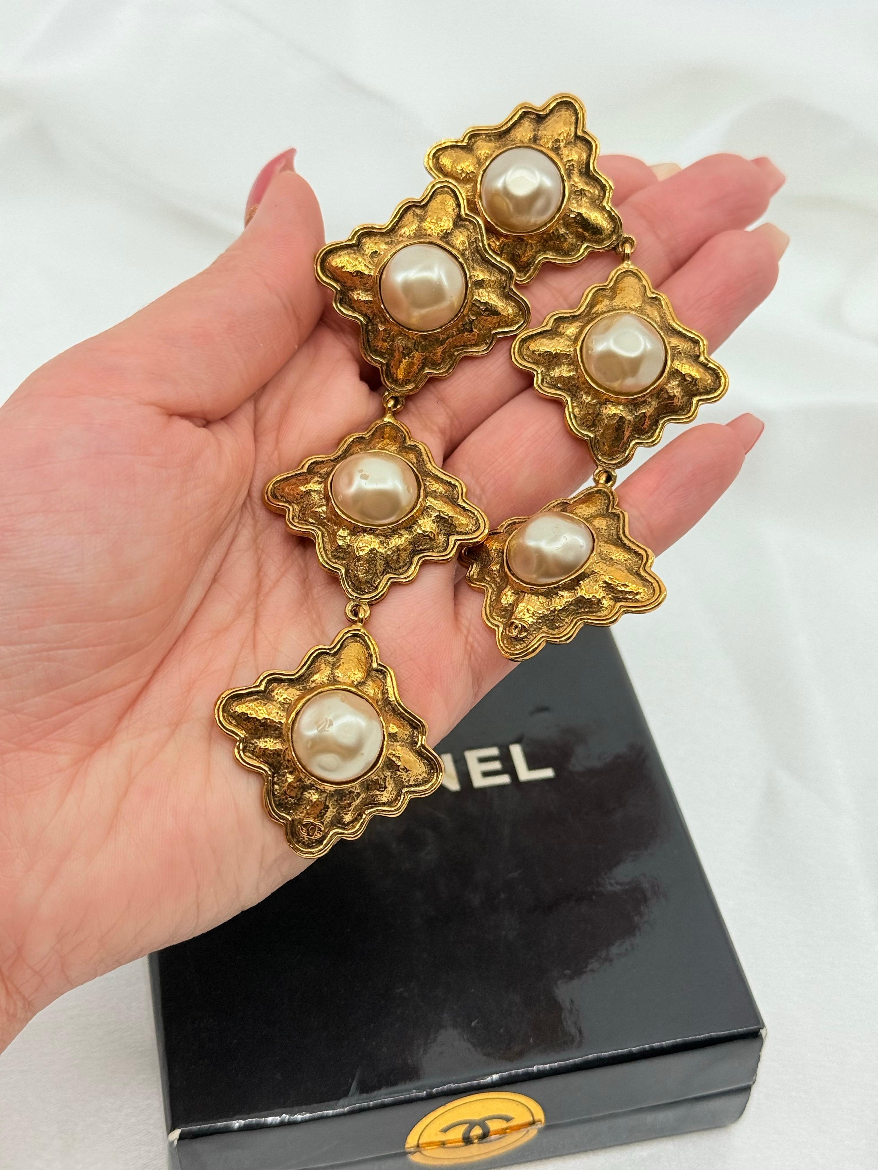 Vintage Statement Chanel Gold Perle Tropfen baumeln Clip auf Ohrringe im Zustand „Gut“ im Angebot in Bellevue, WA