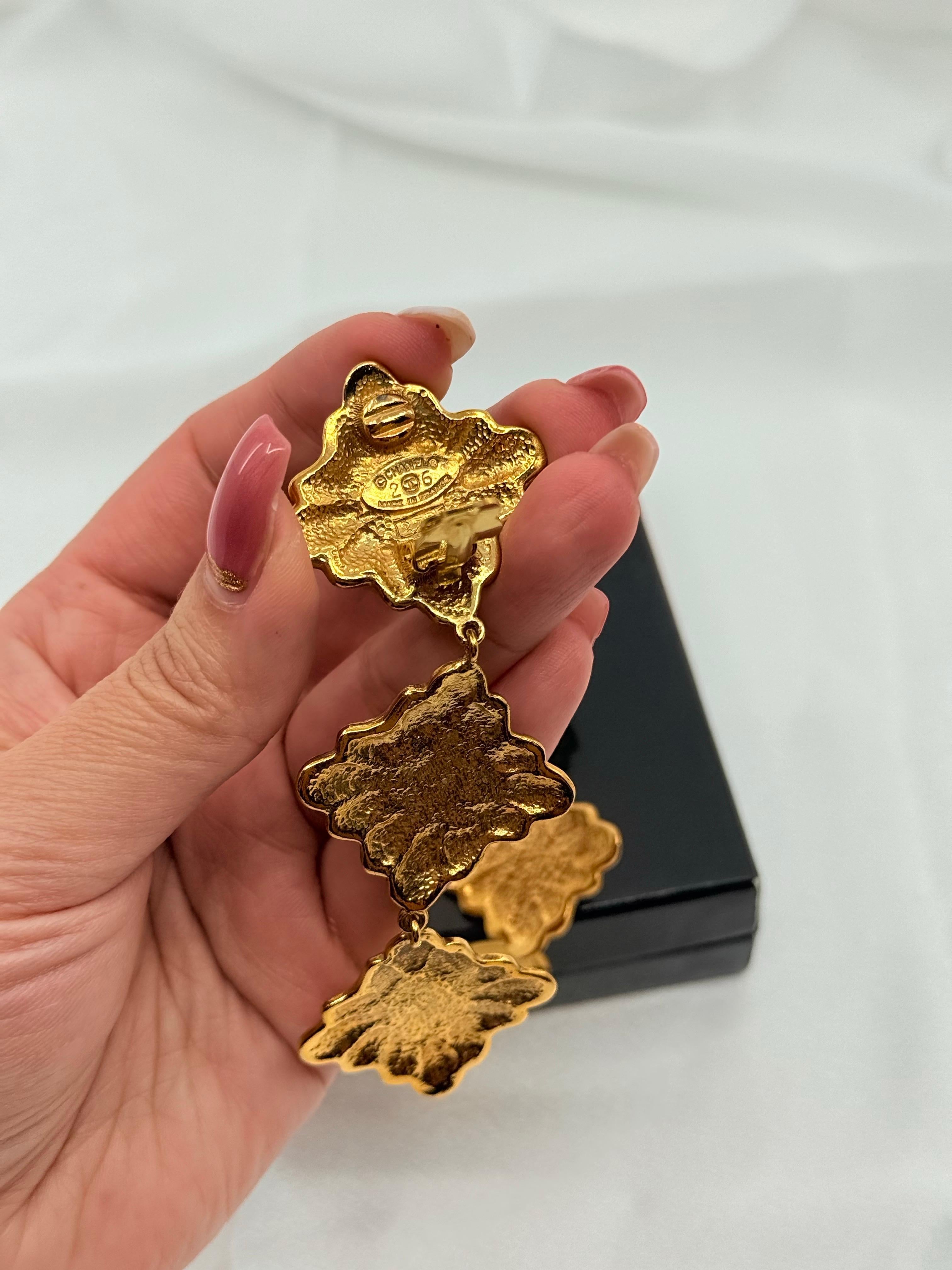 Vintage Statement Chanel Gold Perle Tropfen baumeln Clip auf Ohrringe für Damen oder Herren im Angebot