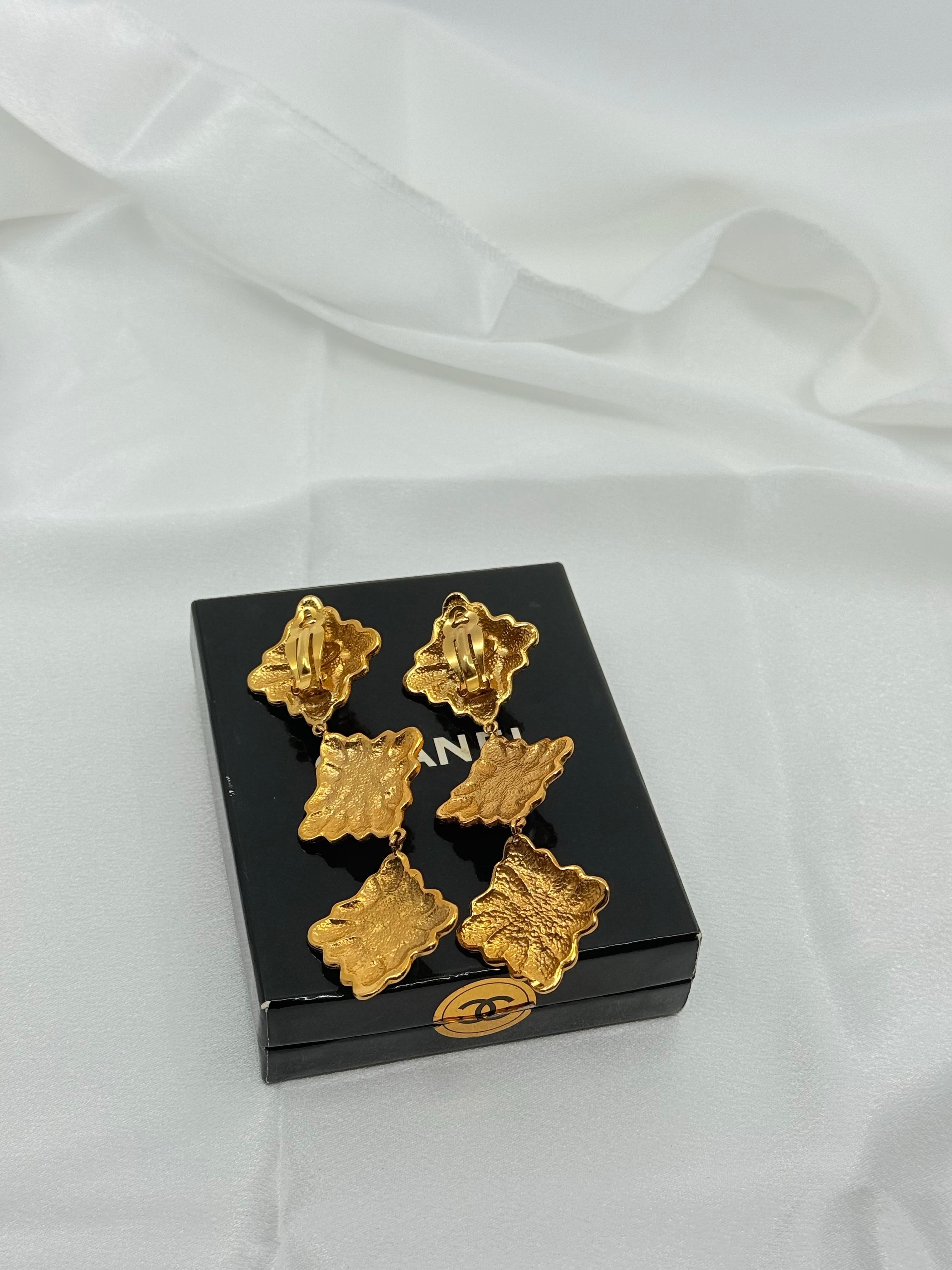 Vintage Statement Chanel Gold Perle Tropfen baumeln Clip auf Ohrringe im Angebot 1