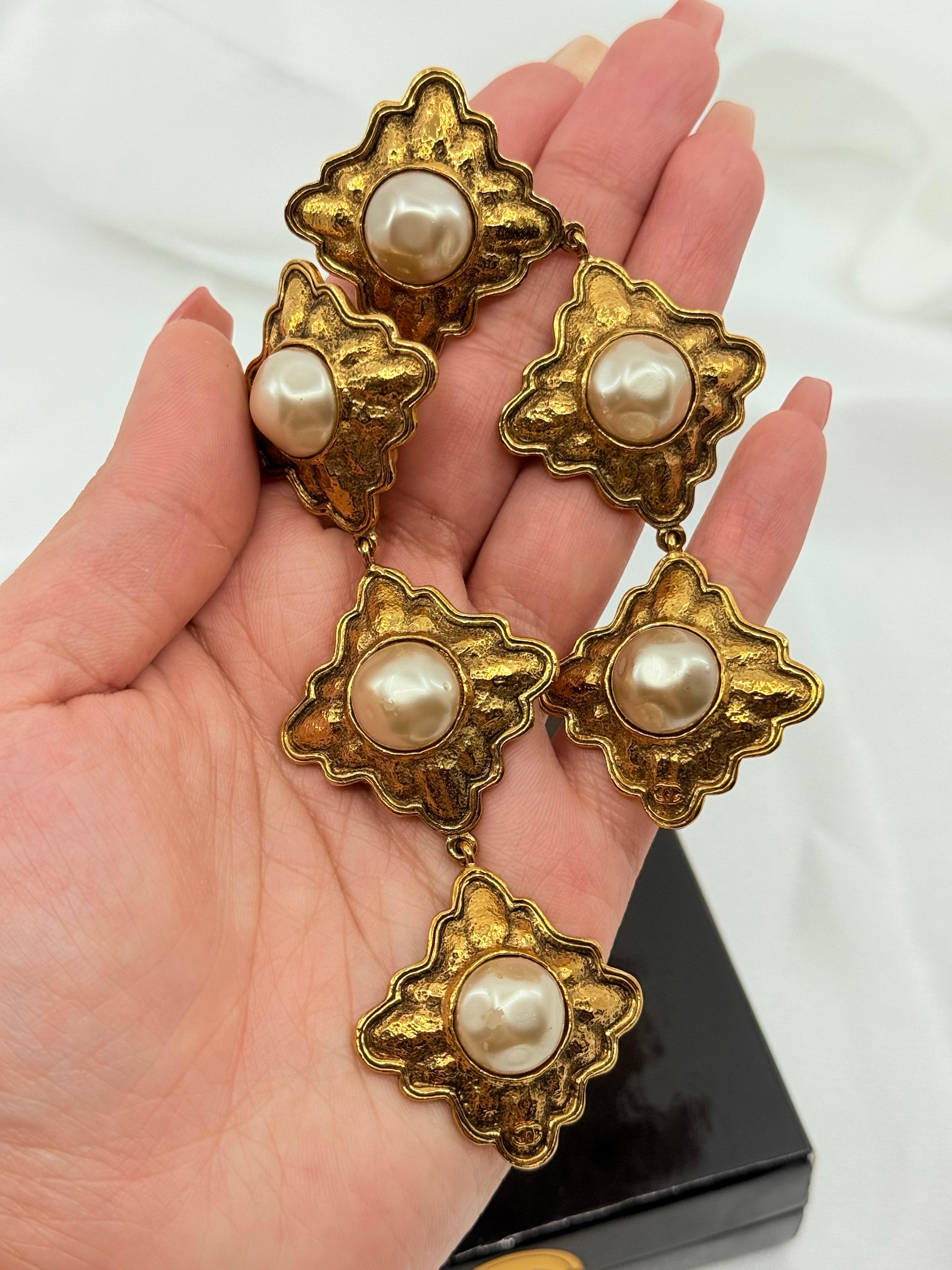 Vintage Statement Chanel Gold Perle Tropfen baumeln Clip auf Ohrringe im Angebot 5