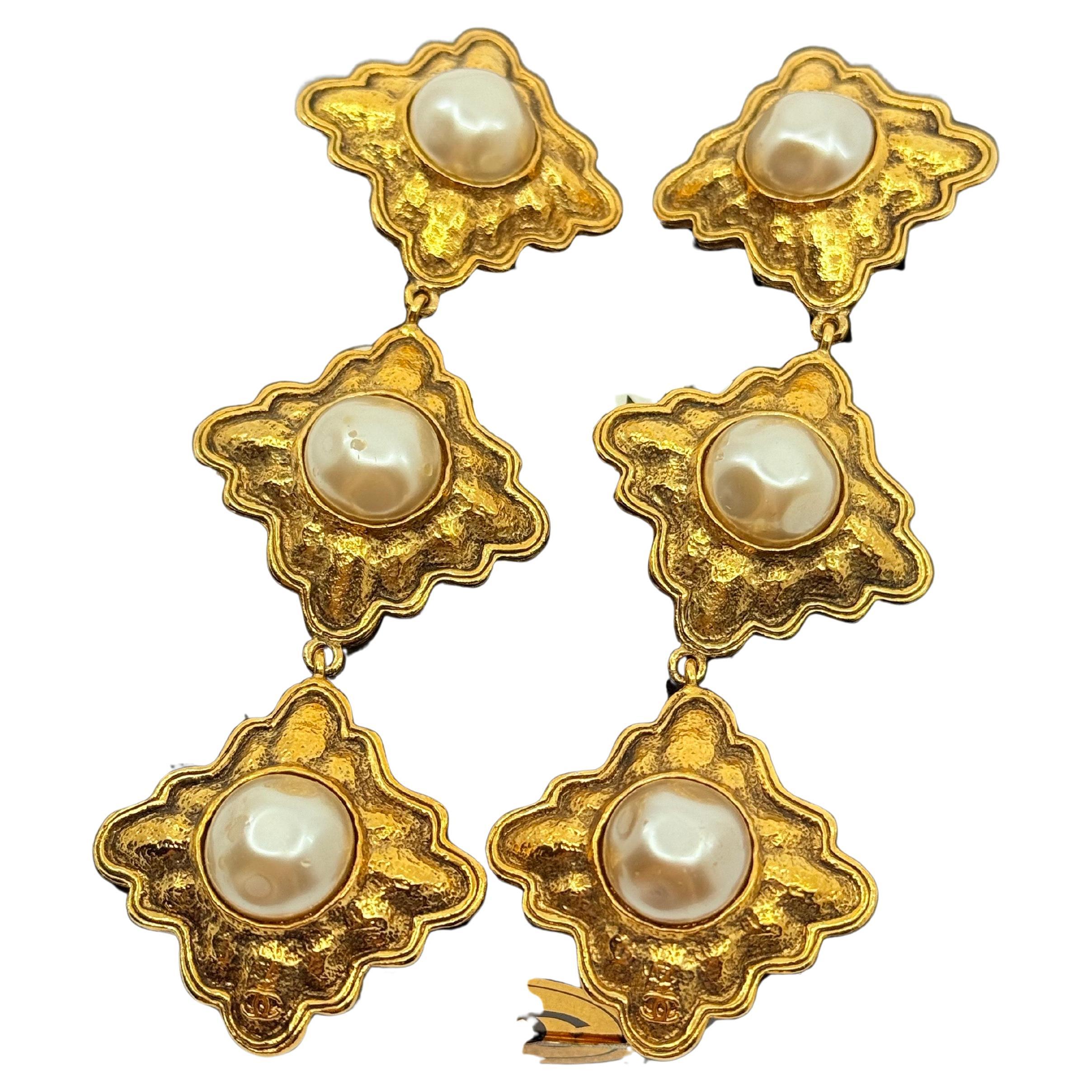 Orecchini Chanel con perle d
oro e penzoloni, Vintage By