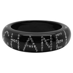 Brazalete Chanel Vintage Statement Resina y Cristal CHANEL Spellout Colección 2003