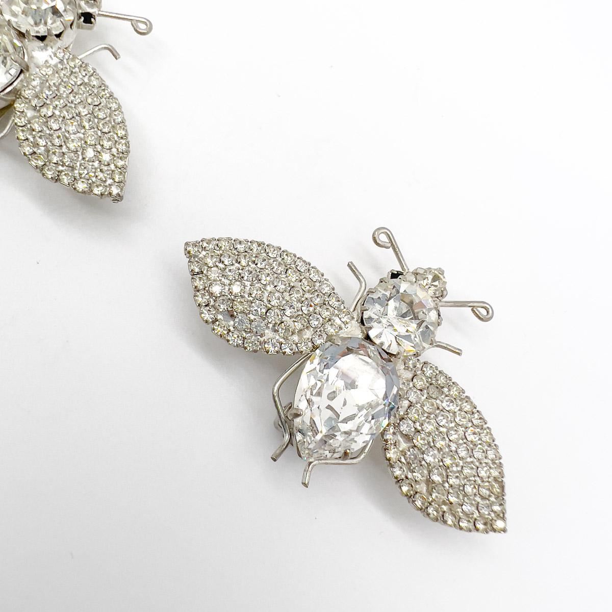 Ein wundervolles Paar Vintage Crystal Bee Ohrringe mit fabelhaften großen Kristallen im Phantasieschliff und Chatons im Pavee-Set. Diese coolen Schmuckstücke sind ein göttliches Finish für Ihren Look.
Eine unsignierte Schönheit. Ein seltener Schatz.