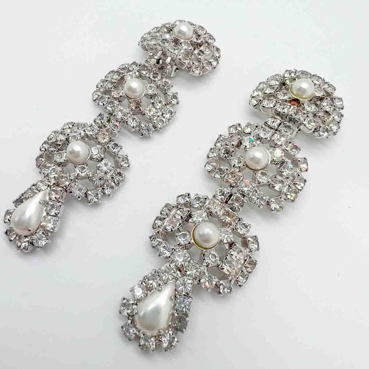 Ein Paar Vintage Crystal & Pearl Drop Ohrringe. Eine traumhafte Kombination, die den Look von Diamanten und Perlen verkörpert. Höchstwahrscheinlich eine Couture-Kreation, wenn auch unsigniert, sind diese außergewöhnlichen Schmuckstücke das