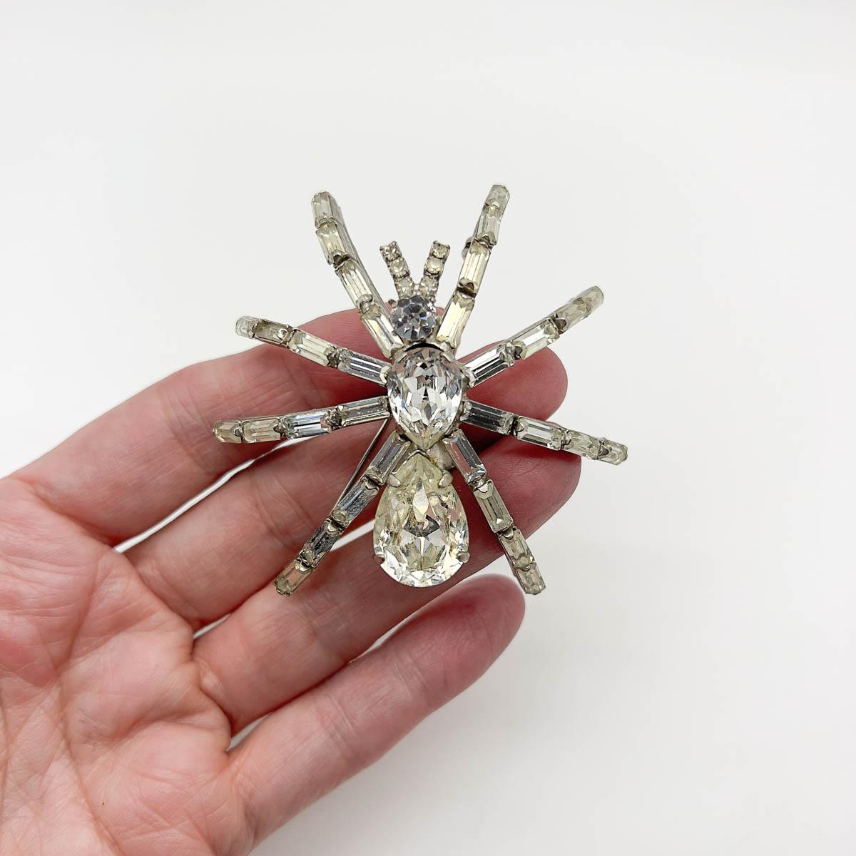 Una splendida spilla ragno in cristallo vintage. Nello stile di Butler & Wilson. Una vera e propria dichiarazione di stile anni '80, la spilla a forma di ragno con strass aggiungerà sempre un tocco drammatico e intrigante al tuo look.

Una bellezza