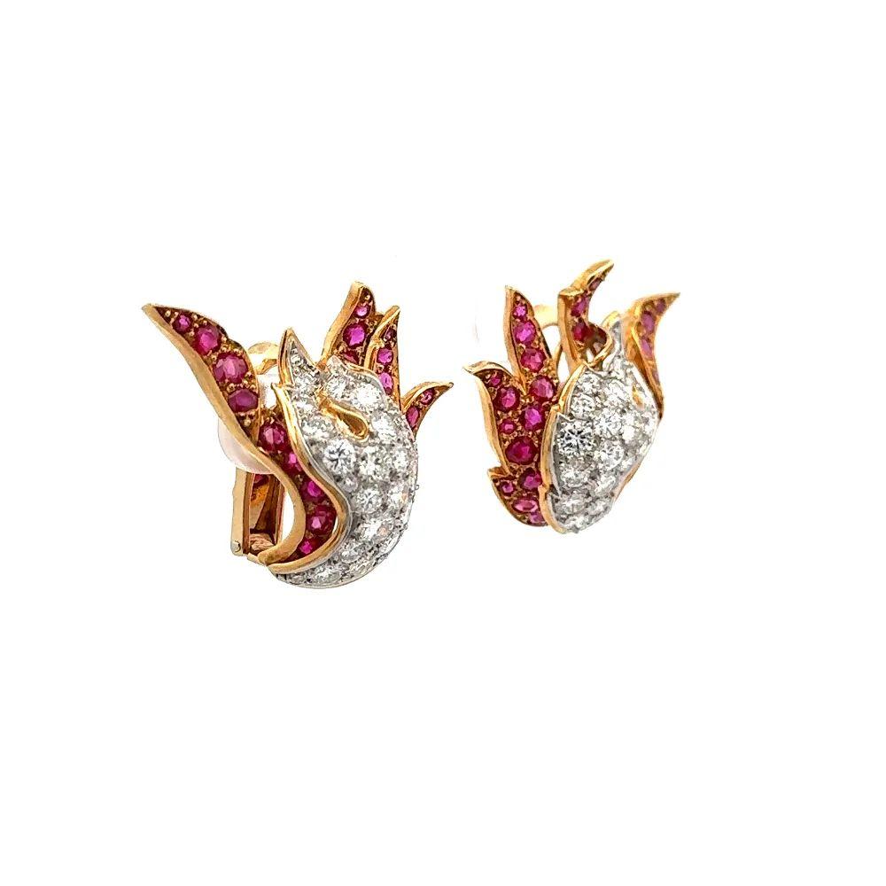Einfach schön! Fein detaillierte Oscar Worthy Diamond and Red Ruby Flame French Clip Earrings. Sicher von Hand gefasst mit Diamanten im Brillantschliff mit einem Gewicht von ca. 3,90 tcw und roten Rubinen mit ca. 3,80 tcw. Handgefertigt aus Platin