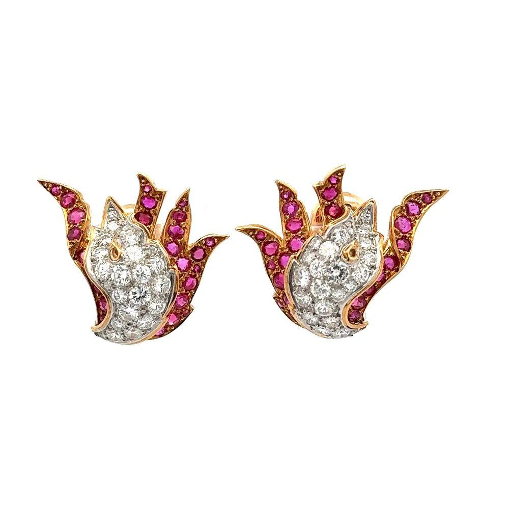 Taille ronde Boucles d'oreilles à clip en or et platine avec diamant, rubis et flamme. en vente