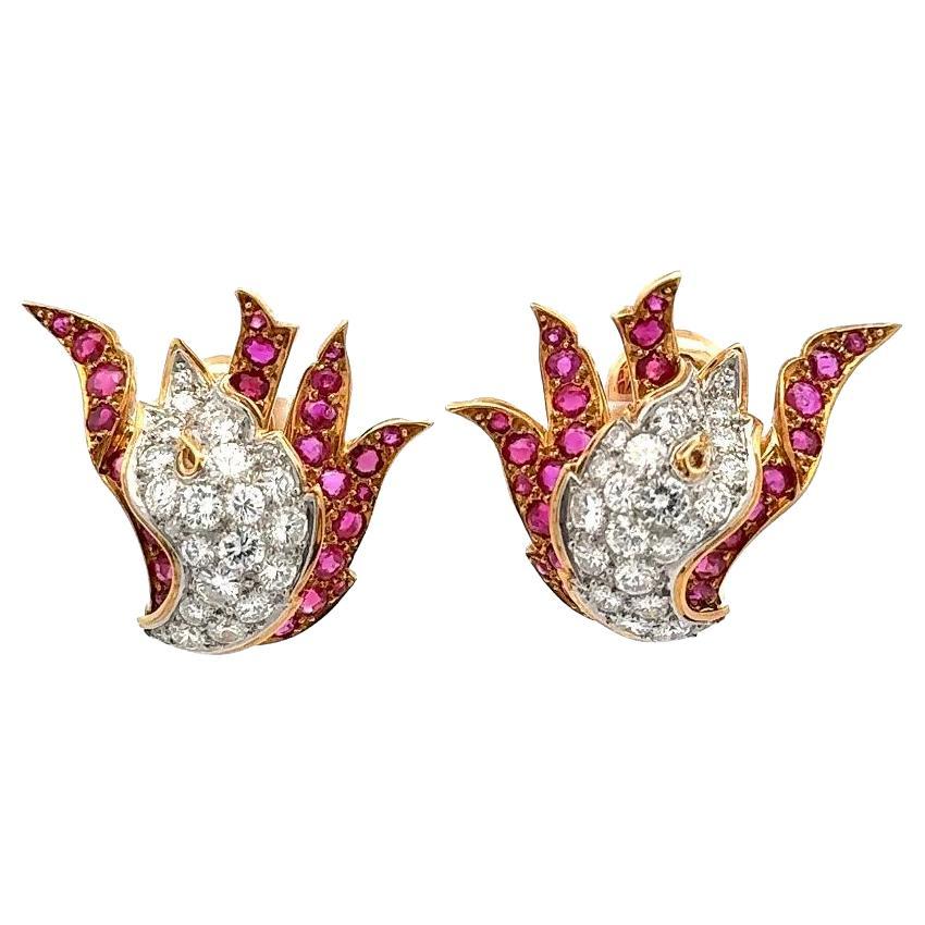 Boucles d'oreilles à clip en or et platine avec diamant, rubis et flamme.