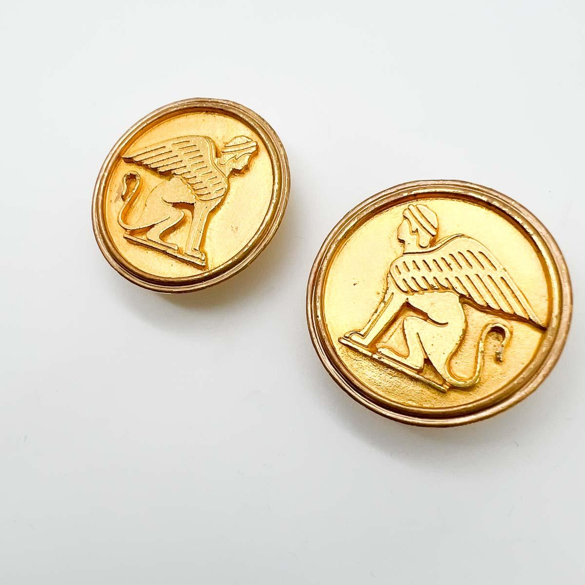 Boucles d'oreilles vintage en forme de sphinx égyptien, fabriquées avec une riche finition de plaque d'or à haute teneur en carats. Un style audacieux en or qui véhicule des histoires issues de milliers d'années d'histoire mythologique.

Une beauté