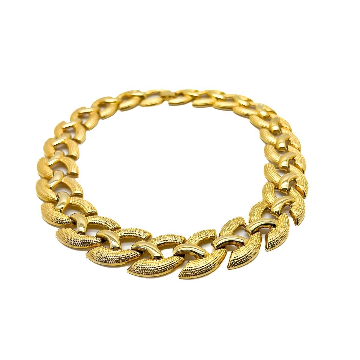 Un collar de eslabones vintage. Una pieza atemporal que elevará tu look en cualquier ocasión.

Una belleza sin firmar. Un raro tesoro. Que una joya no lleve el nombre de un diseñador no significa que no sea codiciada. Las bellezas sin firma de