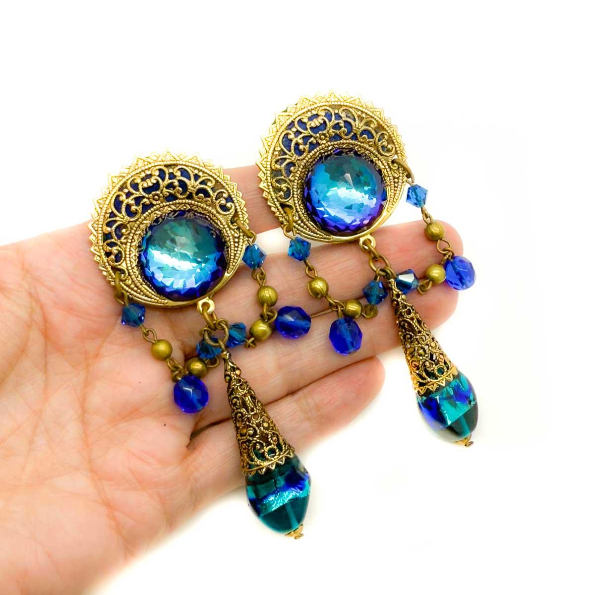 Ein Paar atemberaubende Vintage Statement Filigran verarbeitete Ohrringe. Wunderschöne, filigrane Details, besetzt mit außergewöhnlichen Kristallen und Perlen. Die Steine wechseln von tiefem Violett zu elektrischem Blau, während sie sich bewegen.