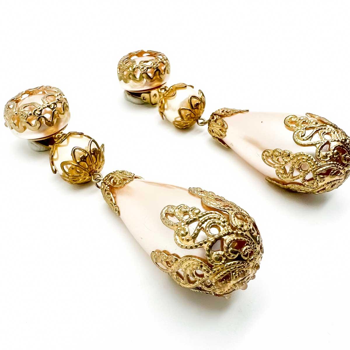 Ein atemberaubendes Paar Vintage-Ohrringe mit Perlenbomben.
Eine unsignierte Schönheit. Ein seltener Schatz. Nur weil ein Schmuckstück nicht den Namen eines Designers trägt, heißt das nicht, dass es nicht begehrt ist. Die unsignierten Schönheiten in