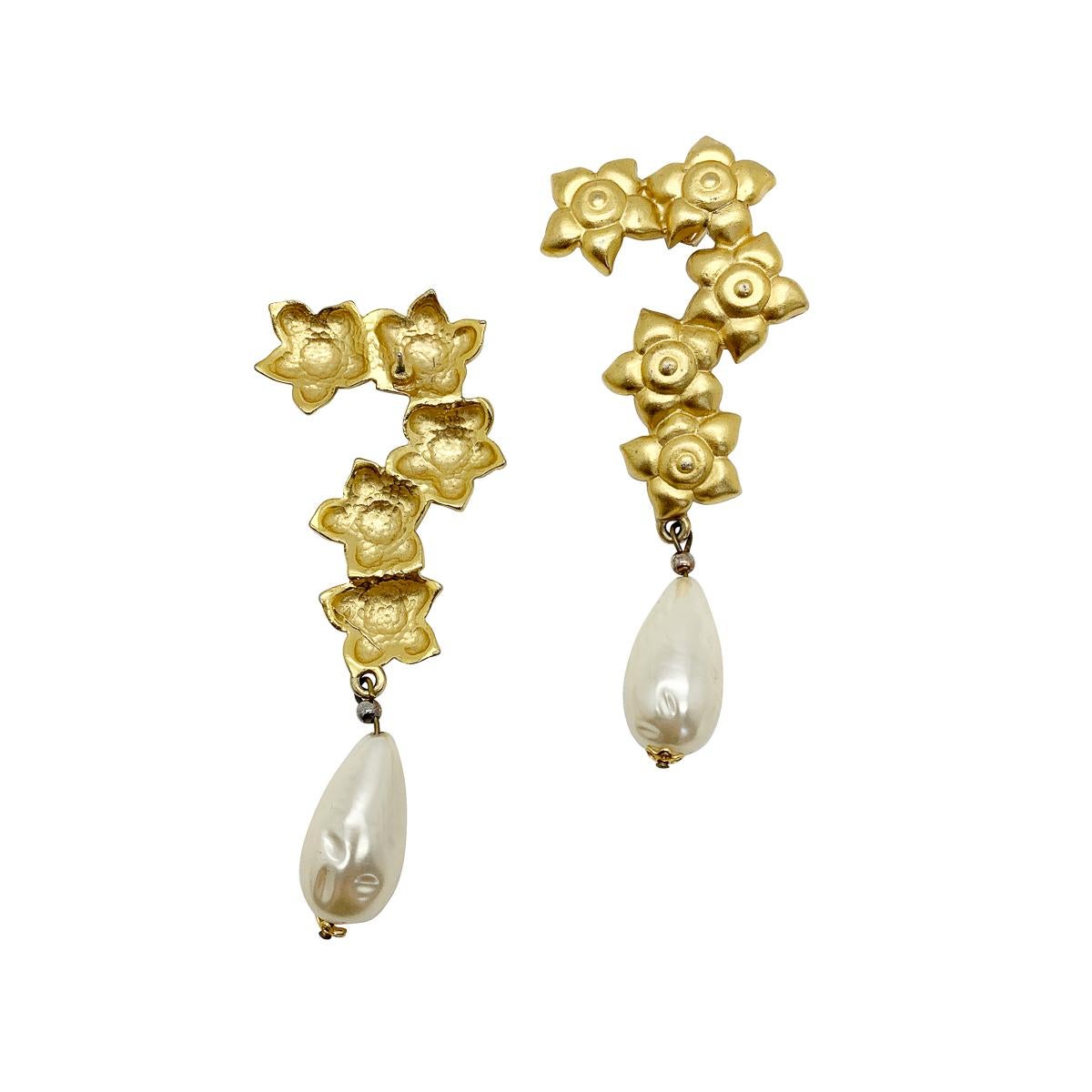 A pair of vintage floral pearl earrings.

Vintage Condition: Very good without damage or noteworthy wear.
Materials: gilded metal, simulated pearl
Fastening: Post for pierced ears
Approximate Dimensions: 8.8cm
A wonderfully stylish pair of statement