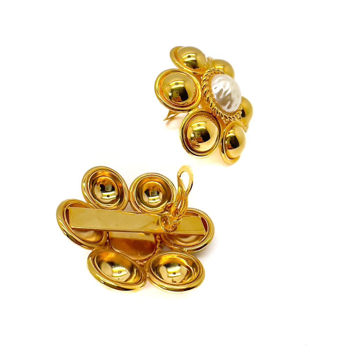 Ein großartiges Paar Vintage Statement Gold Pearl Flower Earrings. Mit einer großen, glänzenden Perle, umgeben von reichen, lebendigen Goldkuppeln. Ein atemberaubendes Paar Statement-Ohrringe, das jeden Look aufwertet.
Eine unsignierte Schönheit.