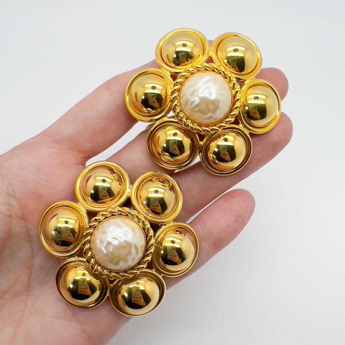 Statement-Ohrringe aus Gold und Perlen mit Blumen, 1960er Jahre im Zustand „Gut“ im Angebot in Wilmslow, GB