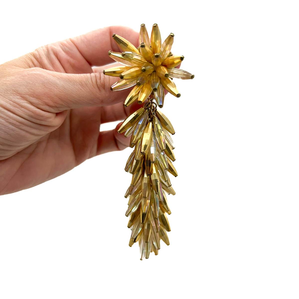 Ein Vintage Statement Perlen Manschette und Ohrringe Set. Ein Fest der 1960er Jahre. Eine unglaubliche Suite mit auffälligen Ohrringen und einer auffälligen Manschette in einer wunderschönen Aurora Borealis Goldfarbe. Sie suchen ein einzigartiges,