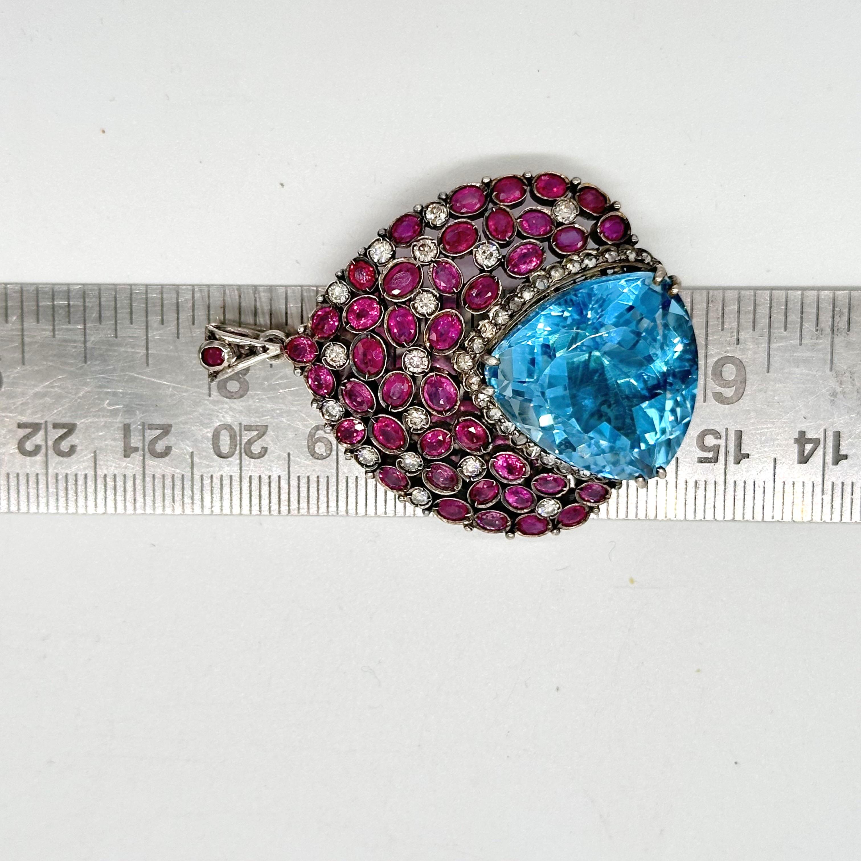 Artista Ciondolo d'argento con topazio blu, rubino e diamanti taglio brillante. in vendita