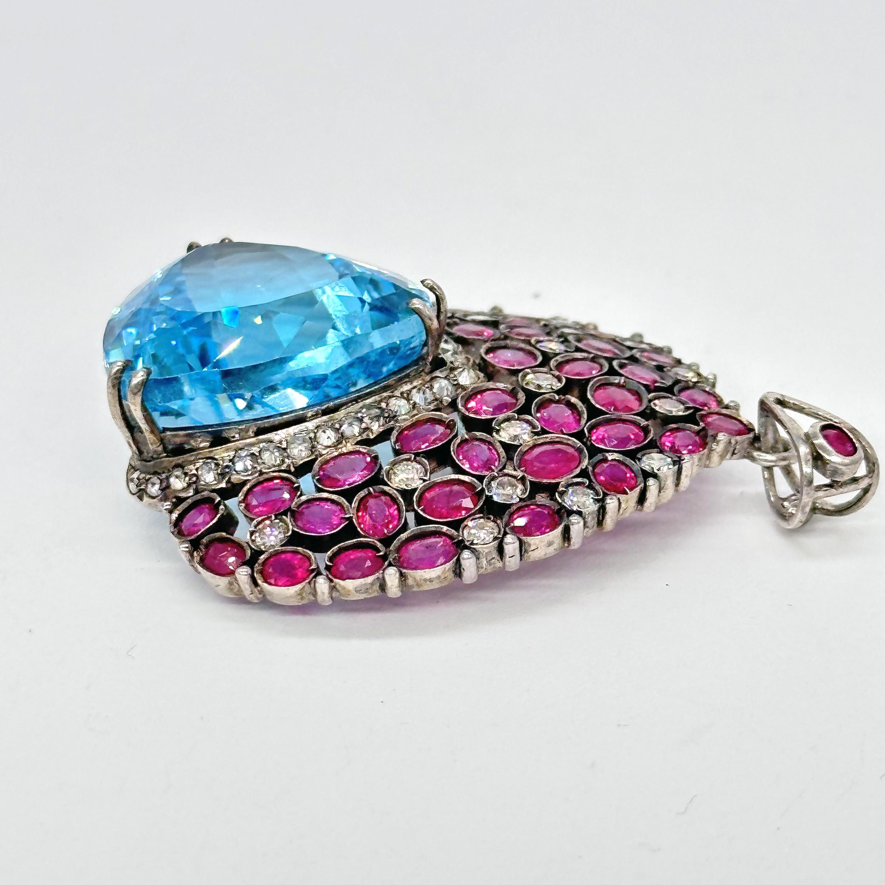 Taglio misto Ciondolo d'argento con topazio blu, rubino e diamanti taglio brillante. in vendita