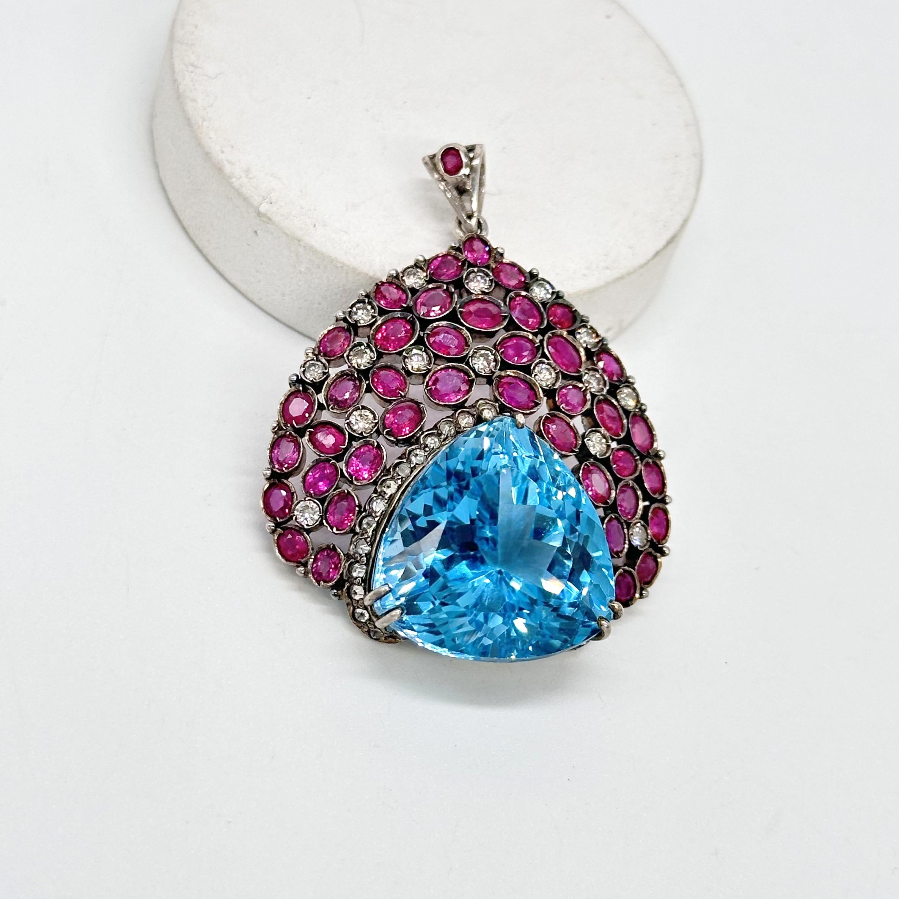 Ciondolo d'argento con topazio blu, rubino e diamanti taglio brillante. in vendita 3