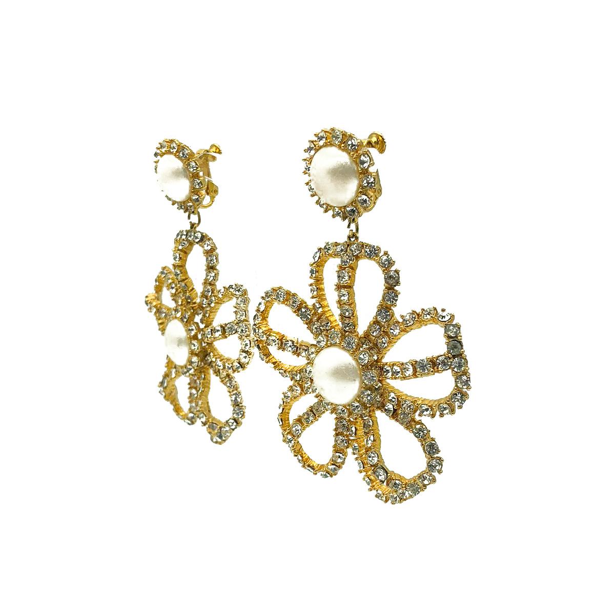 A huge and impressively modelled vintage statement flower earring. Featuring a glorious floral burst embellished with crystals and pearls suspended from a feature clip.
Vintage Condition: Very good without damage or noteworthy wear. 
Materials: Gold