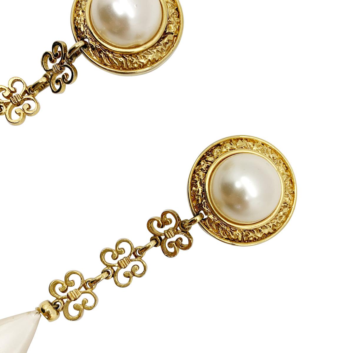 A pair of vintage pearl bomb earrings.

Vintage Condition: Very good without damage or noteworthy wear.
Materials: gold plated metal, simulated pearls
Fastening: clip on
Approximate Dimensions: 11cm
A wonderfully stylish classic statement clip.