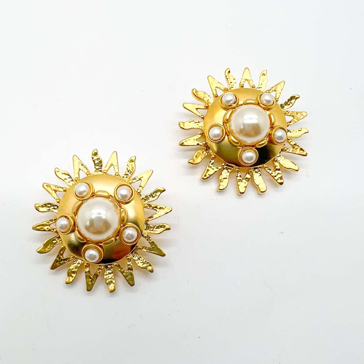 A stunning pair of Vintage Pearl Starburst Earrings. A large lustrous gilded starburst is adorned with timeless pearls. A mesmerising style statement.

An unsigned beauty. A rare treasure. Just because a jewel doesn’t carry a designer name, doesn’t