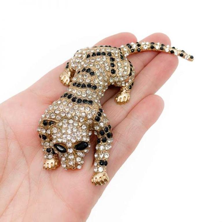 The trend for animal statement pins is alive and kicking. With 2019 appearances by Nicole Kidman, Angelina Jolie and many more ultra stylish A-Listers and the great couture Houses such as Gucci ressurrecting big cat archive designs by Carnegie there