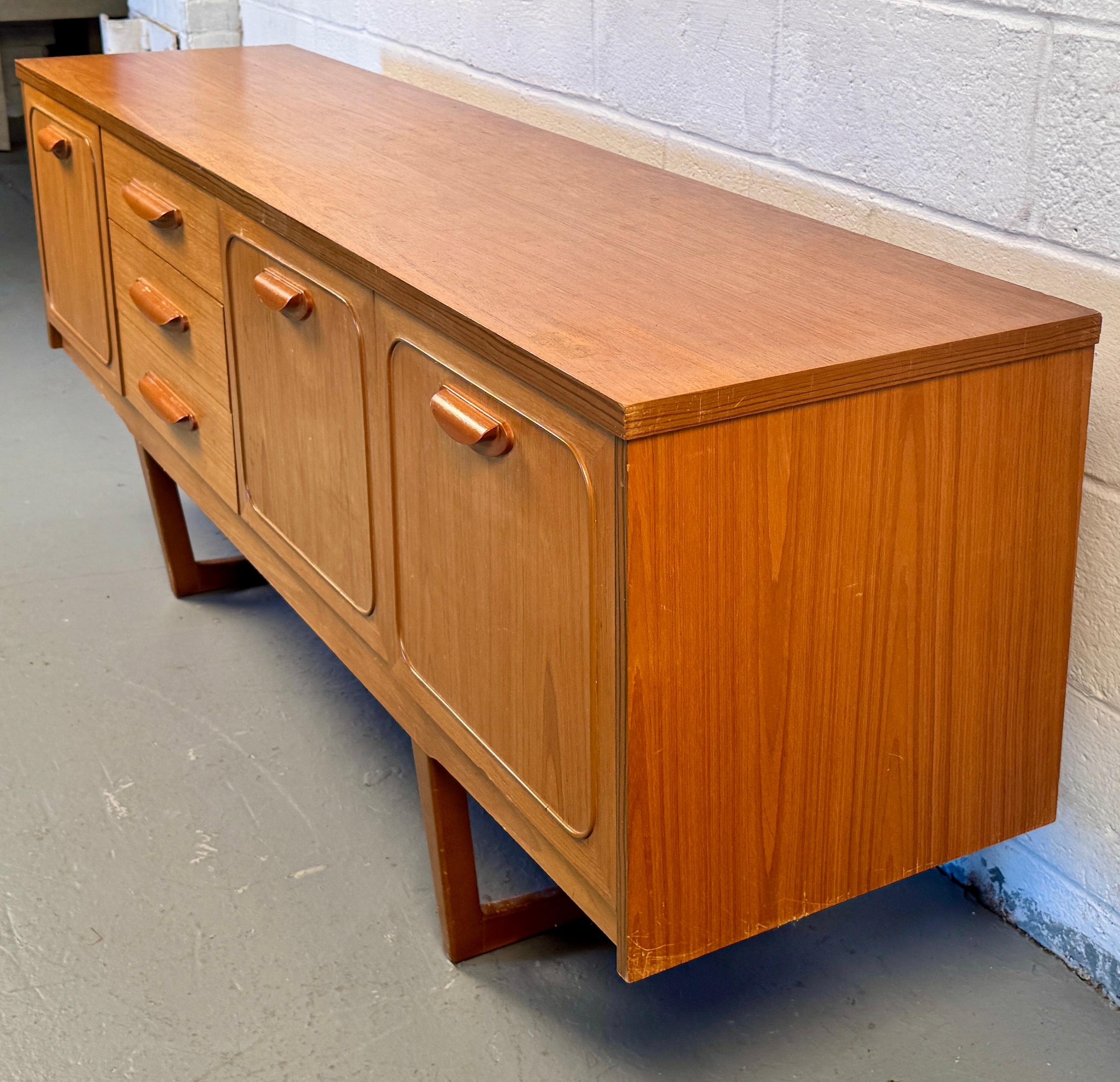 Dieses wunderschön gearbeitete Sideboard der Serie 