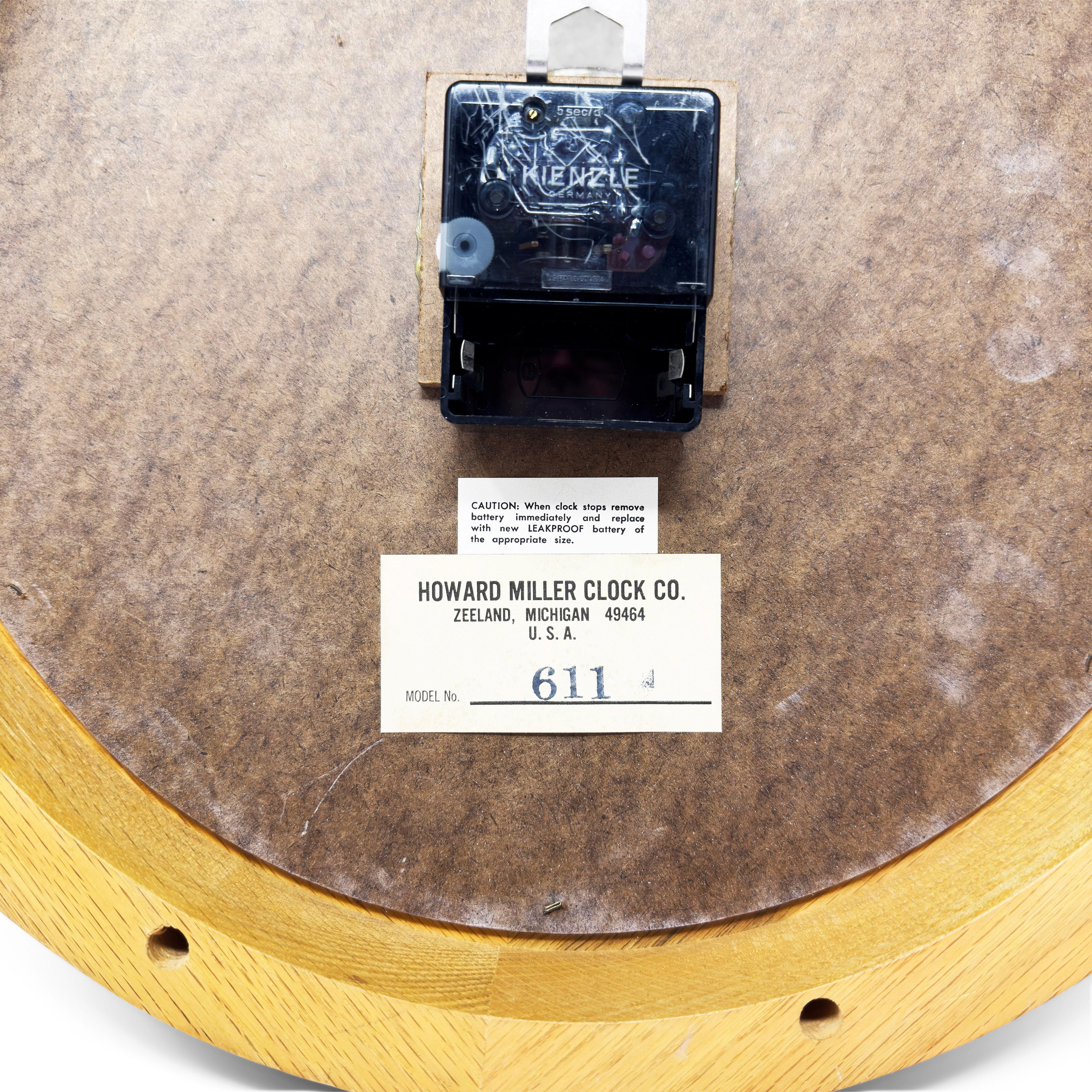 Métal Pendule murale Stationmaster 611 en chêne d'Arthur Umanoff pour Howard Miller en vente