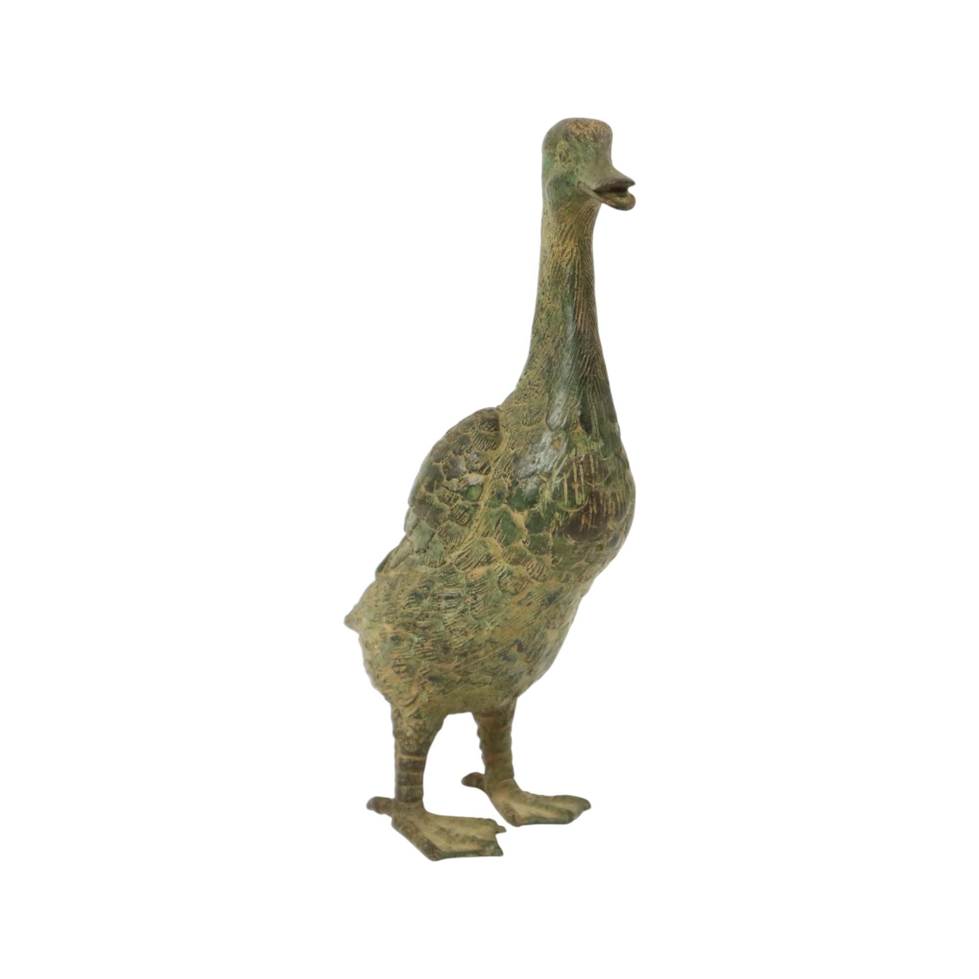 Statua vintage di un'anatra corridore indiana, realizzata in bronzo patinato verde, molto decorativa, datata fine XX secolo.

Una bella statua di un'anatra dal collo lungo che gracchia in cerca di fortuna; questa statua è adatta sia per l'interno