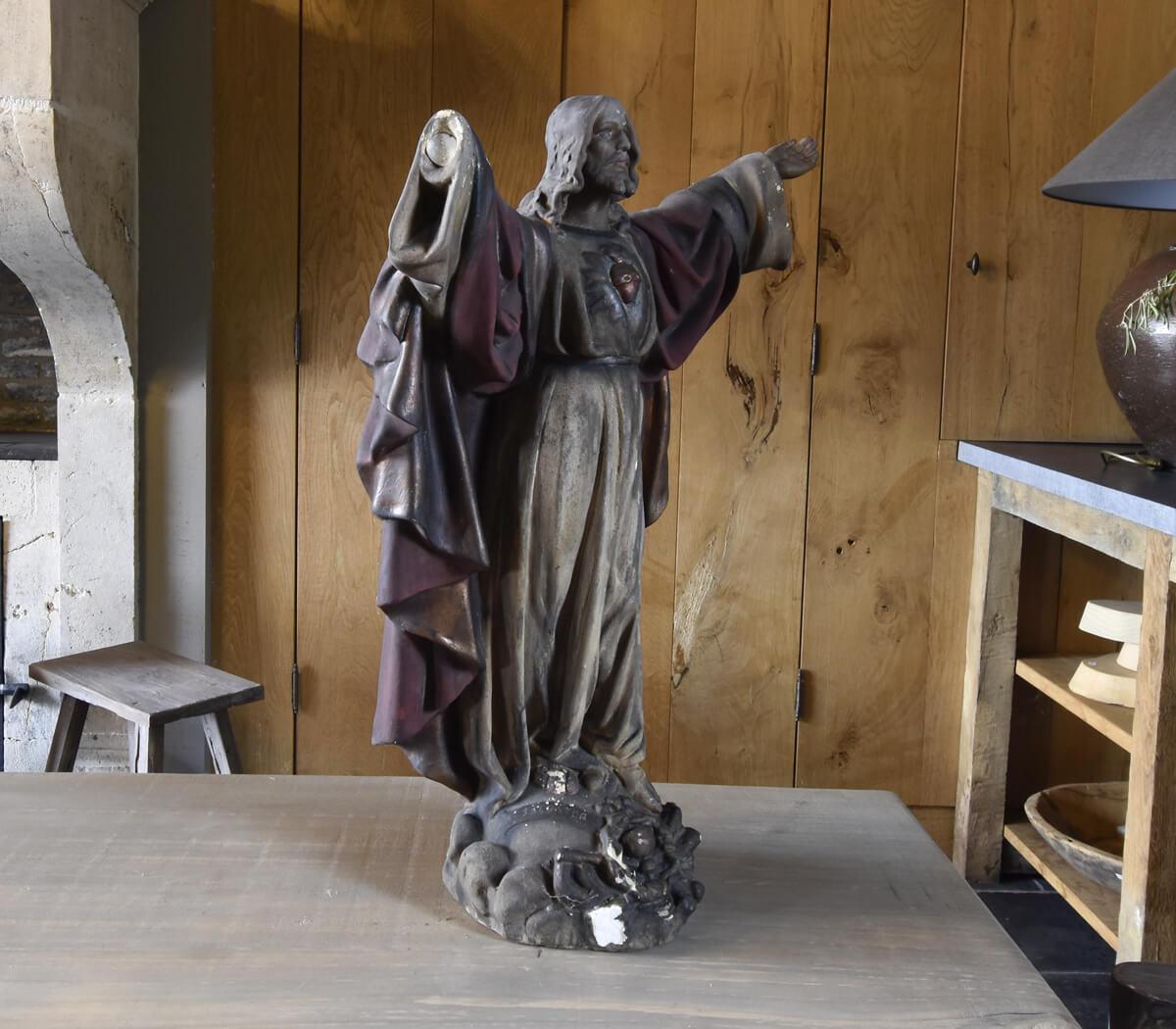 Eine alte Statue von Sacred Heart Jesus Christ,
aus Gips/Zement hergestellt. (Es fehlt eine Hand.)
