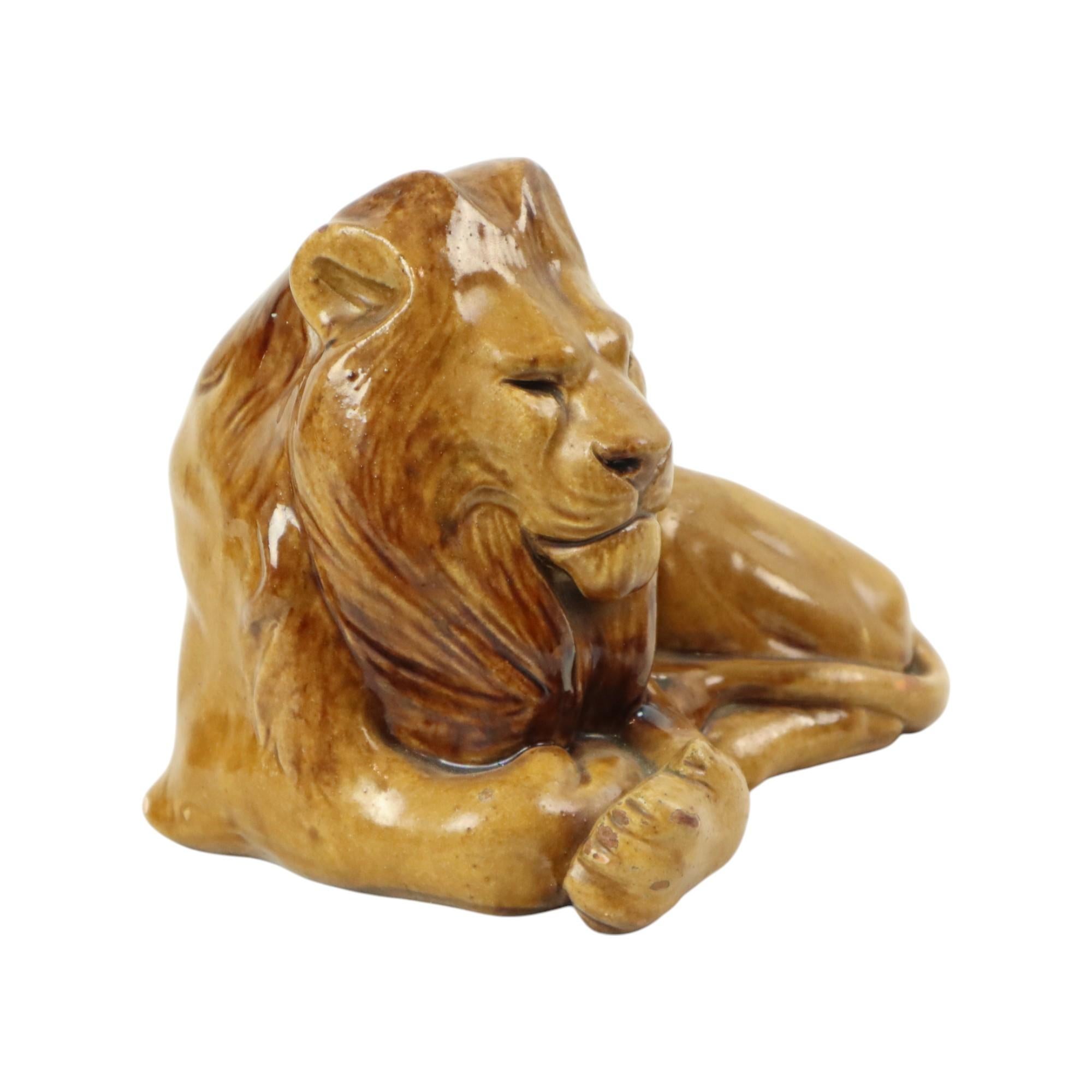Estatua de época, escultura de un león reclinado, de loza vidriada, firmada en la parte inferior HK & KHR, segunda mitad del siglo XX.

En buen estado acorde con la edad, no del todo perfecto pero no molesta, algunos desconchones superficiales en el