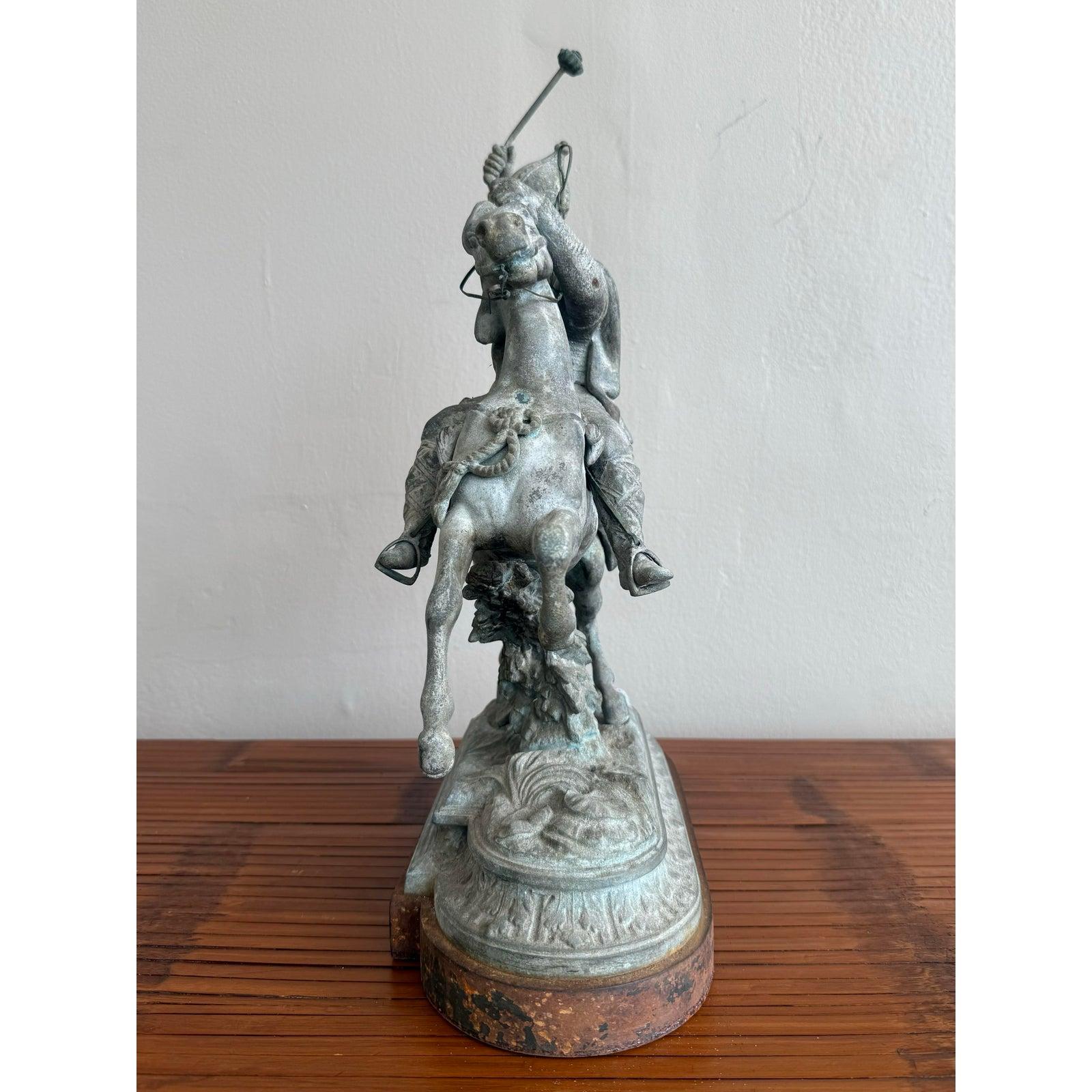 XX secolo Statua Vintage con guerriero a cavallo in vendita