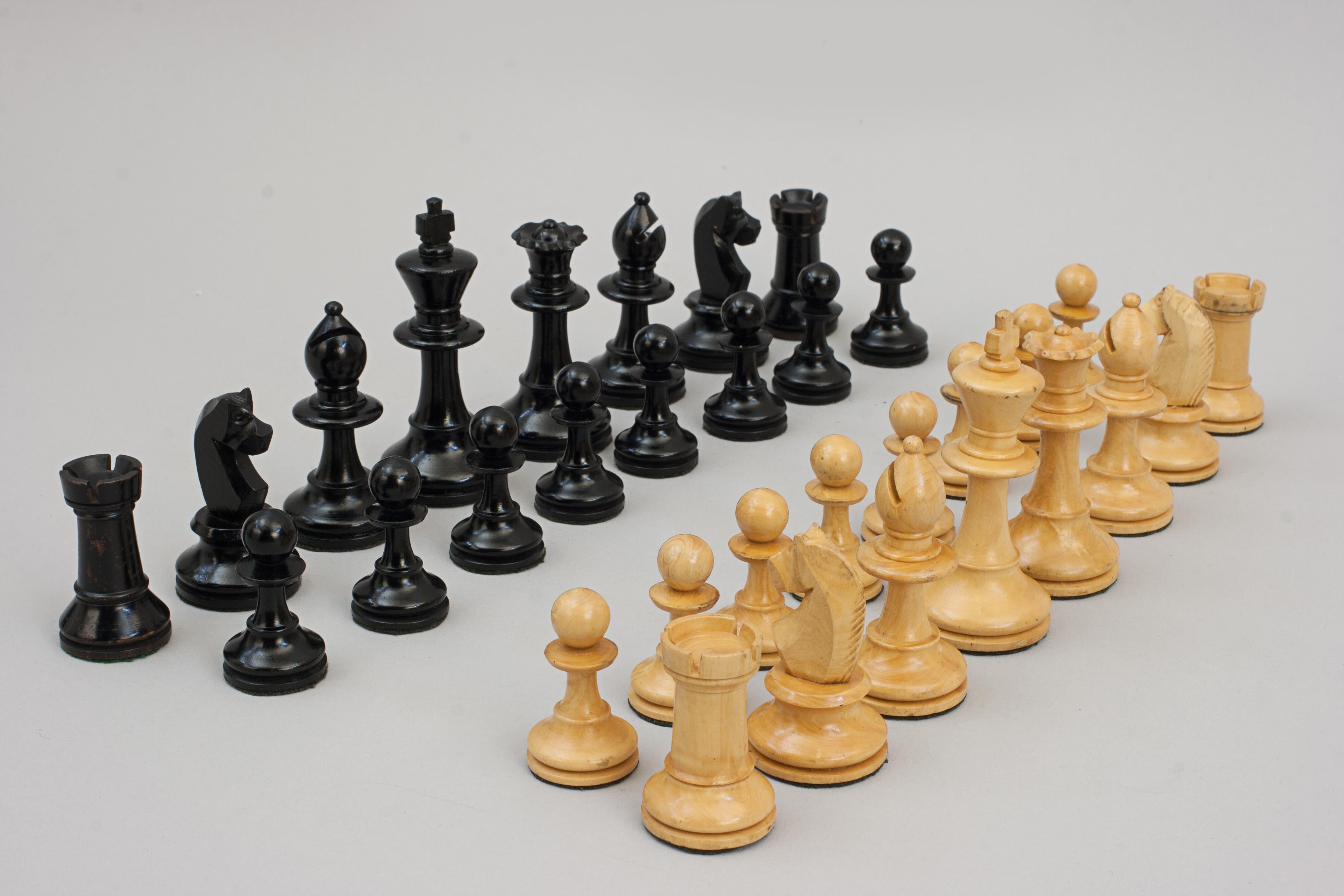 Vintage Staunton Design Chess Set For Sale 3