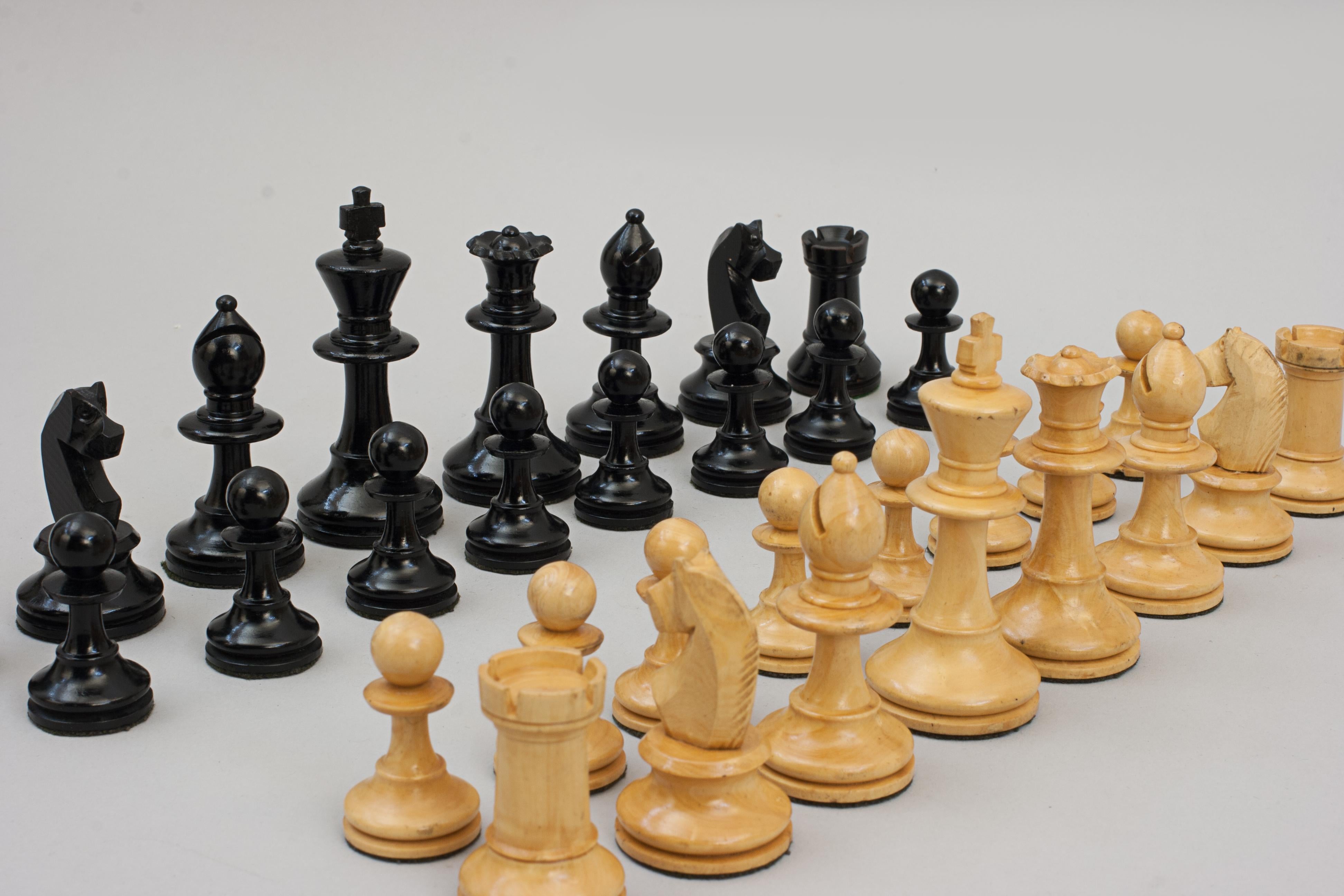 Vintage Staunton Design Chess Set For Sale 4