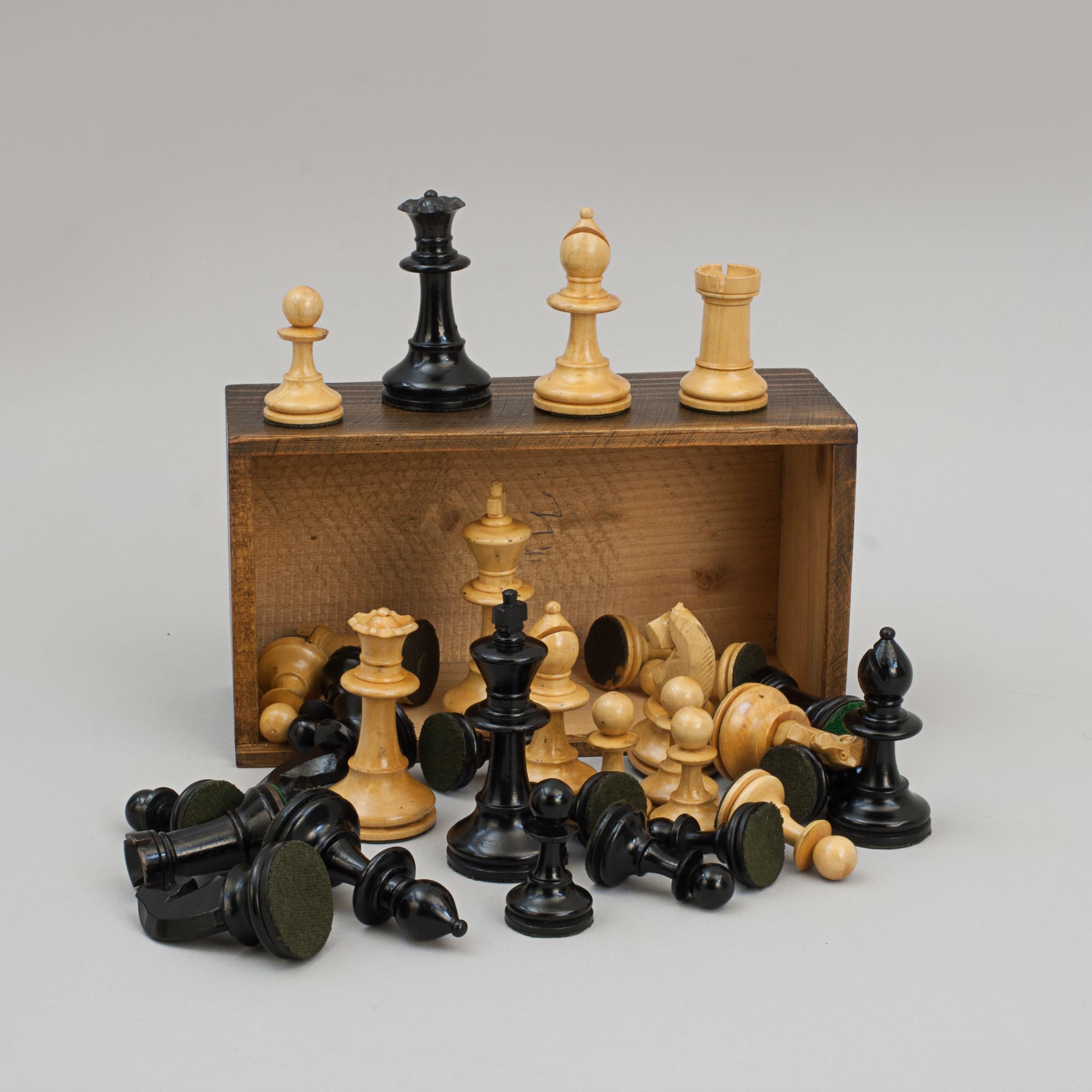 Vintage Staunton Design Chess Set For Sale 5