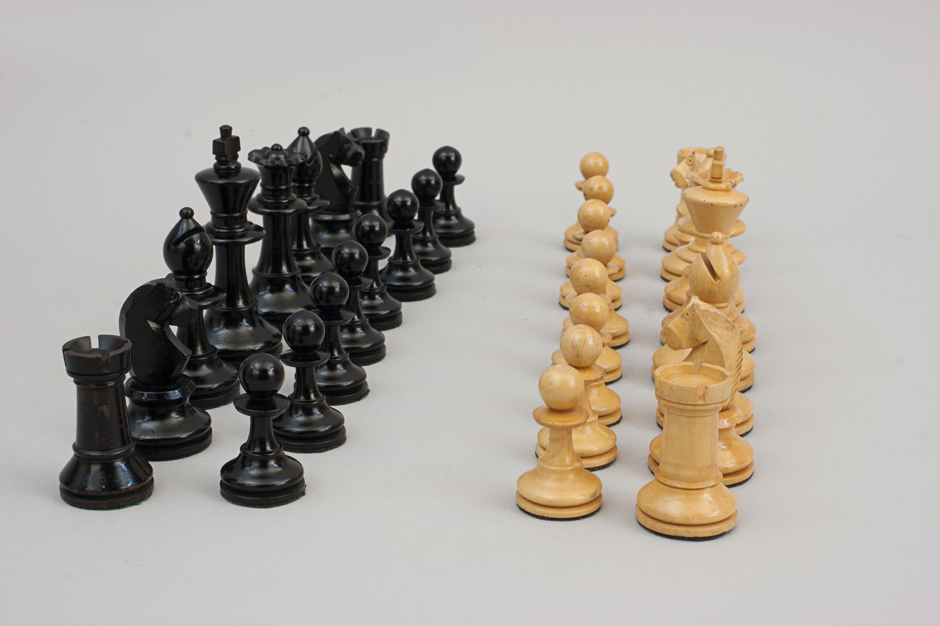 Vintage Staunton Design Chess Set For Sale 6