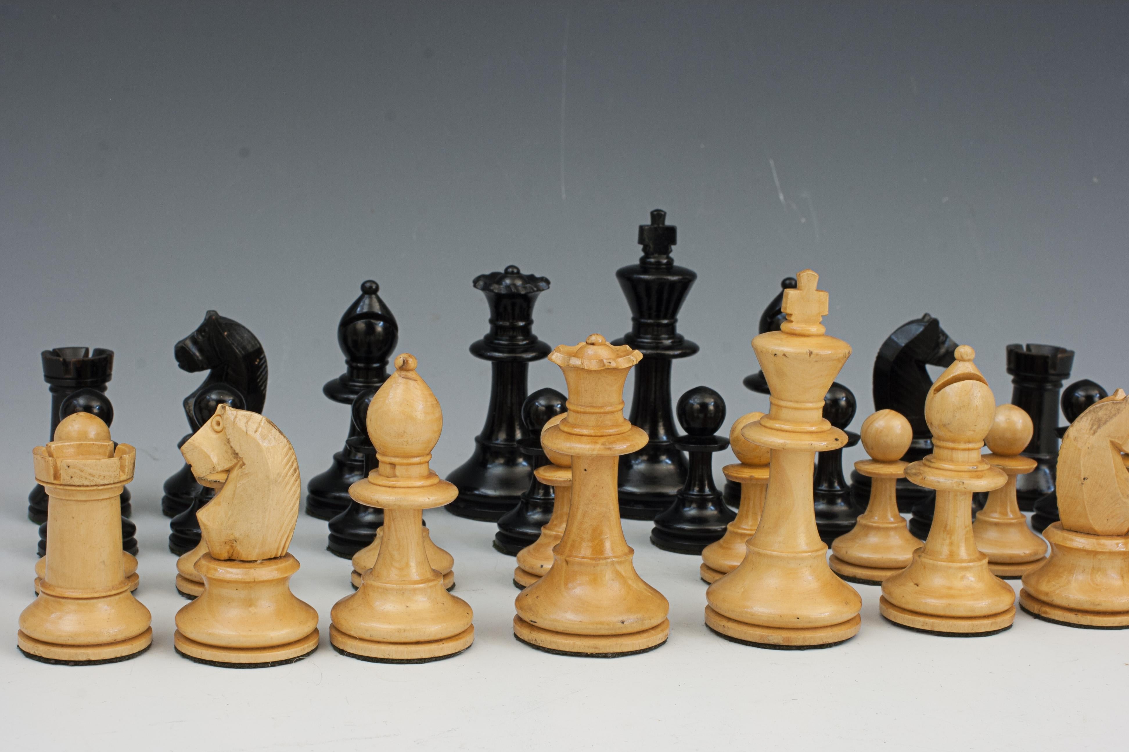 English Vintage Staunton Design Chess Set For Sale