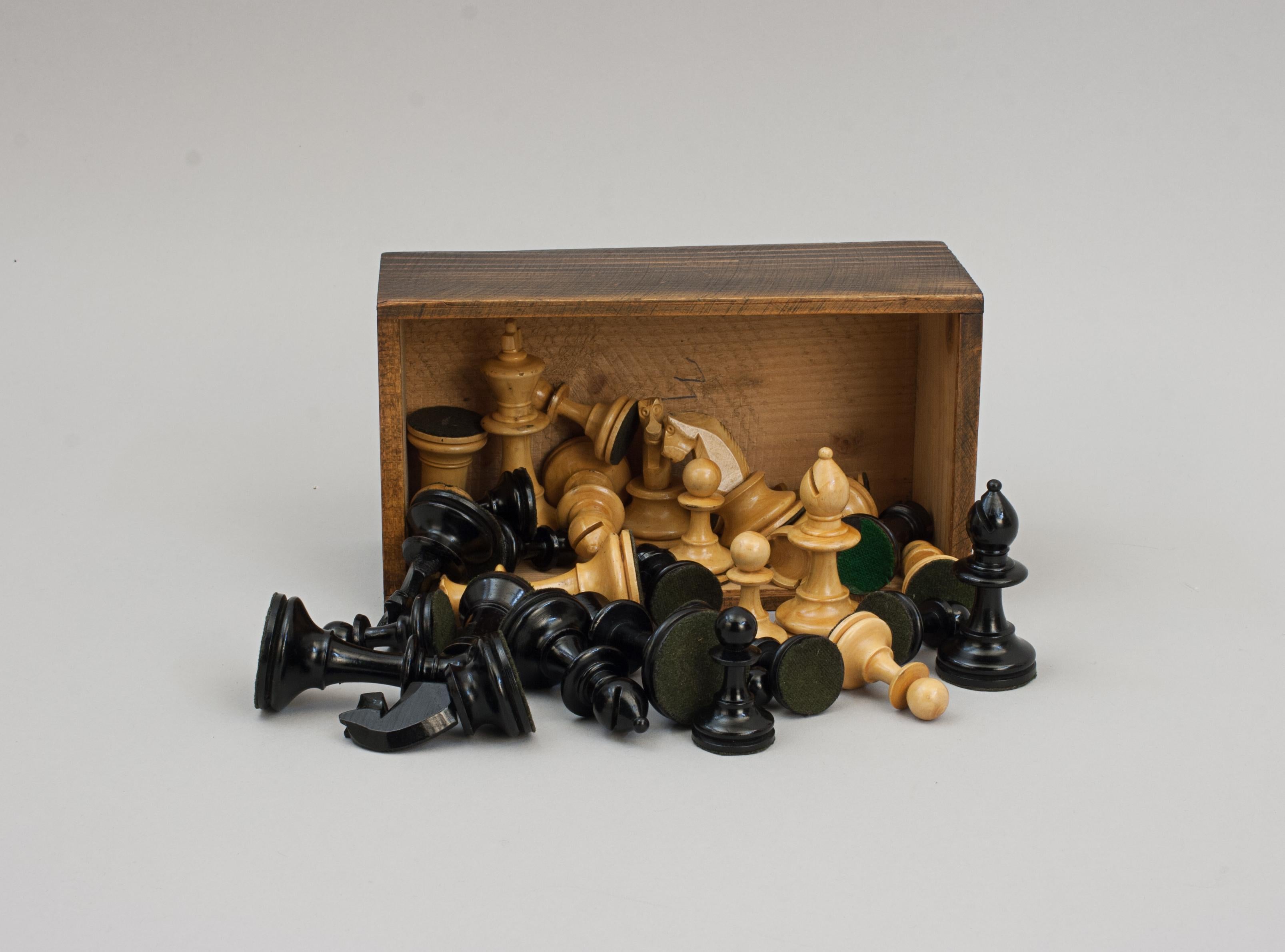 Vintage Staunton Design Chess Set In Good Condition For Sale In Oxfordshire, GB