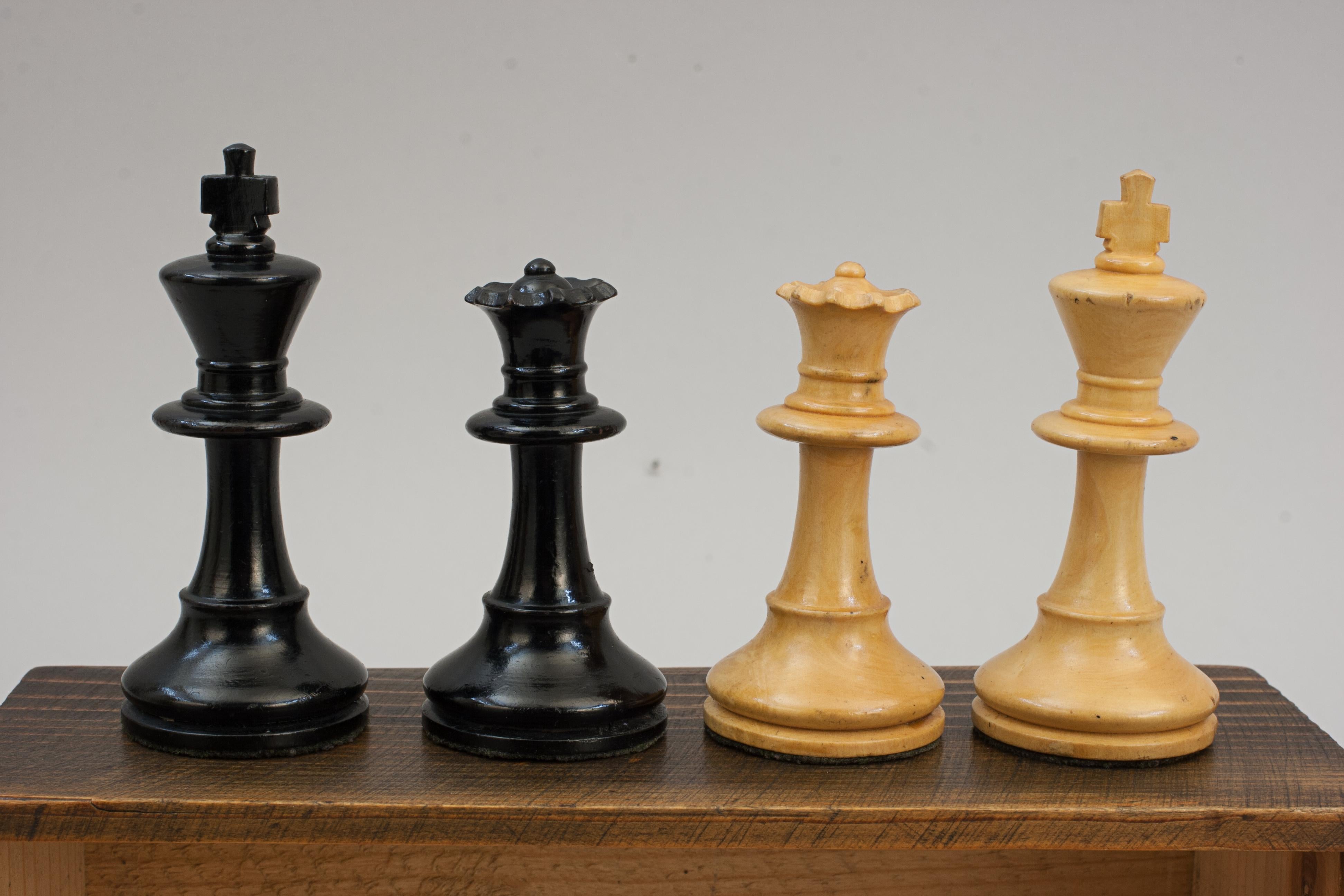 20th Century Vintage Staunton Design Chess Set For Sale