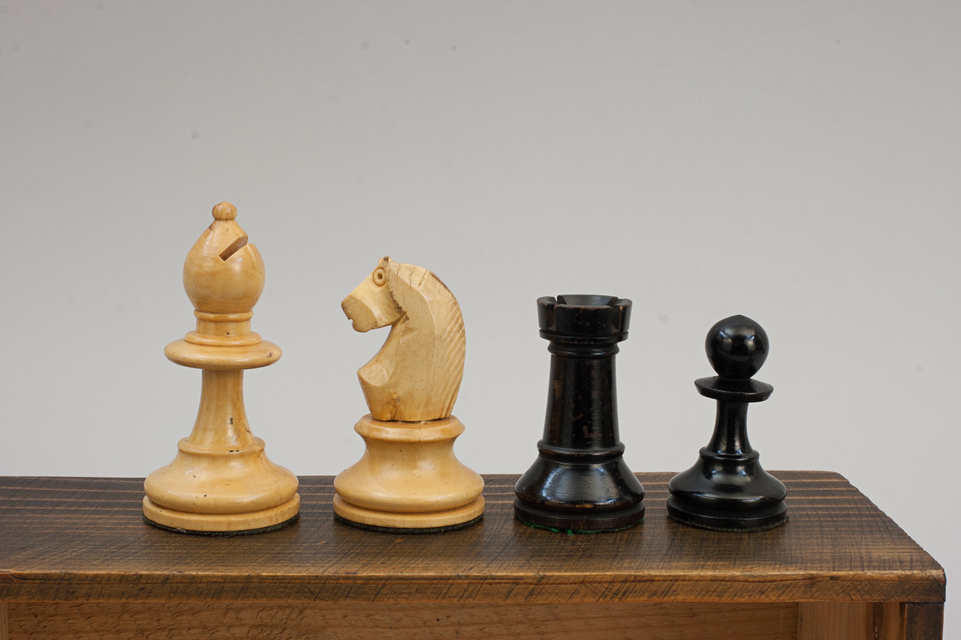 Wood Vintage Staunton Design Chess Set For Sale