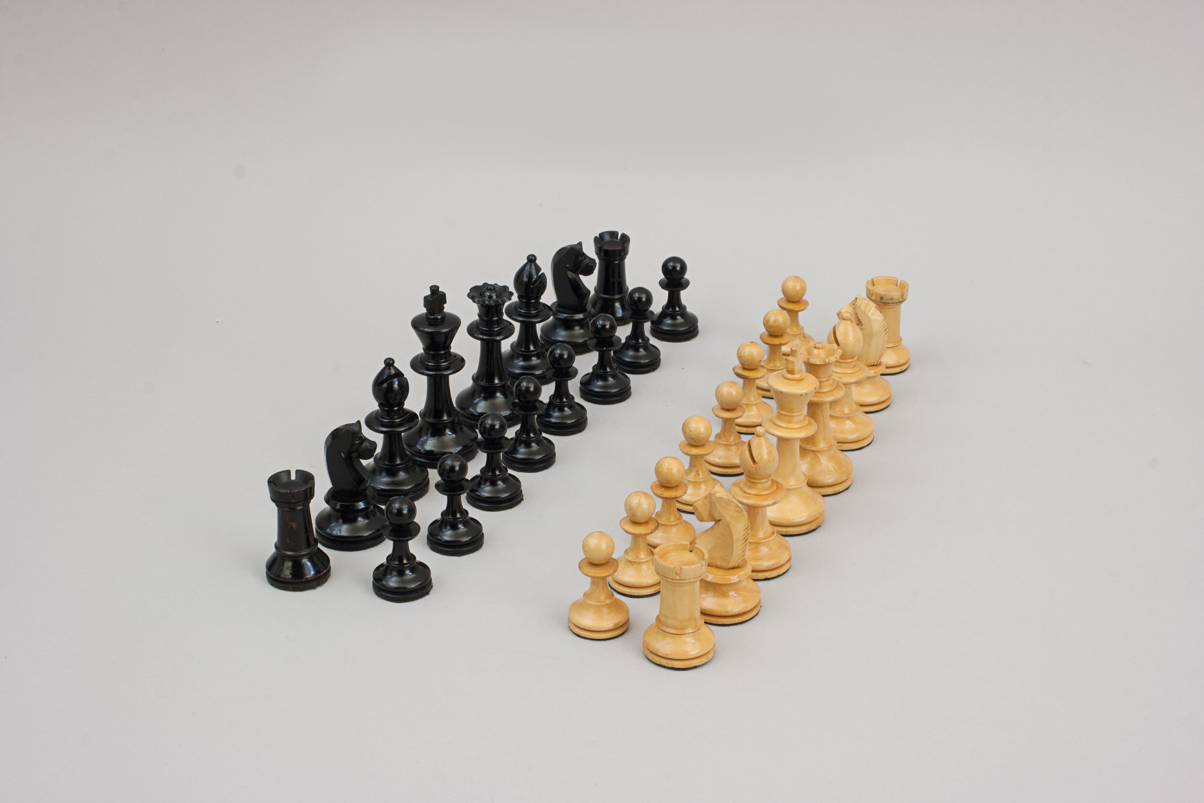 Vintage Staunton Design Chess Set For Sale 2