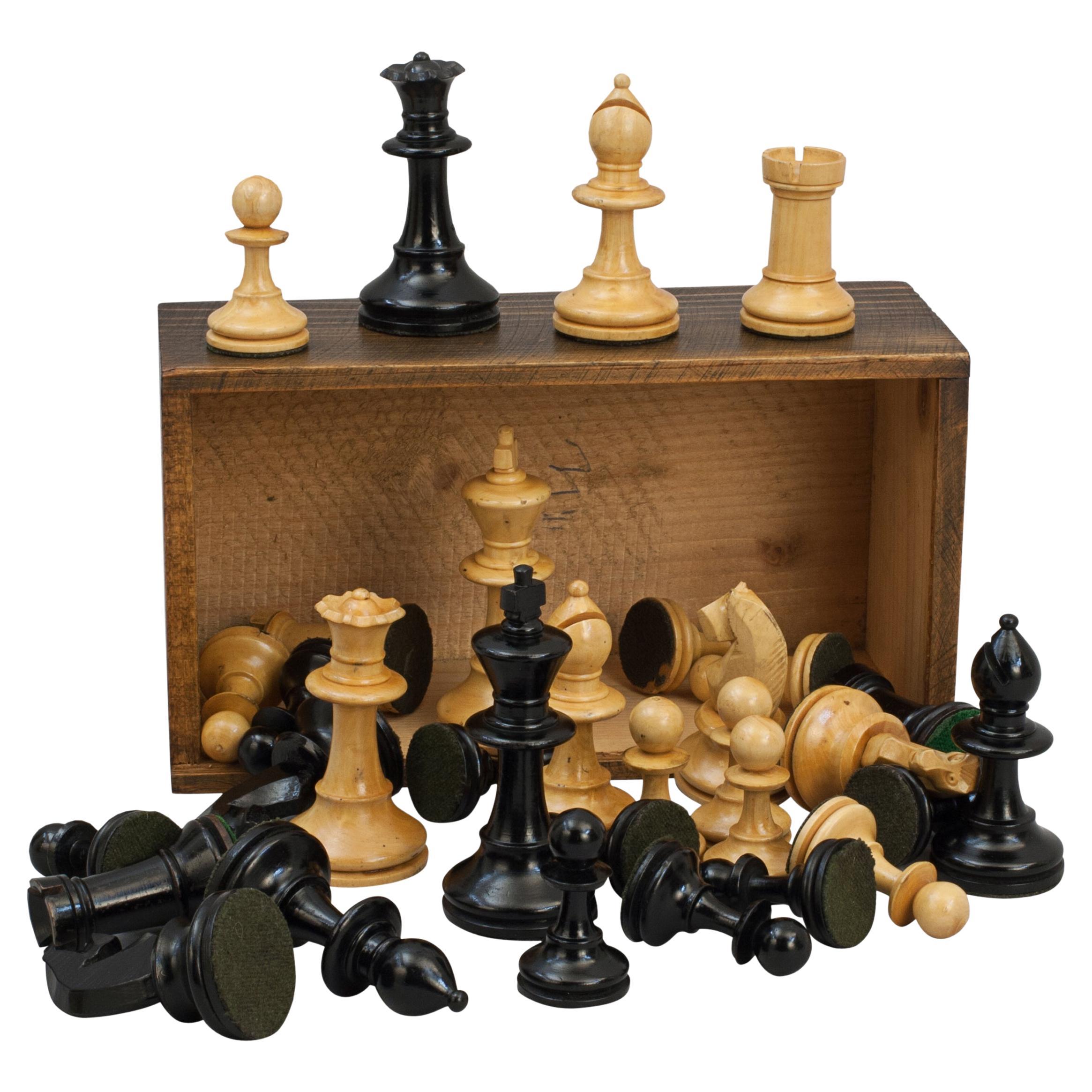 Vintage Staunton Design Chess Set For Sale