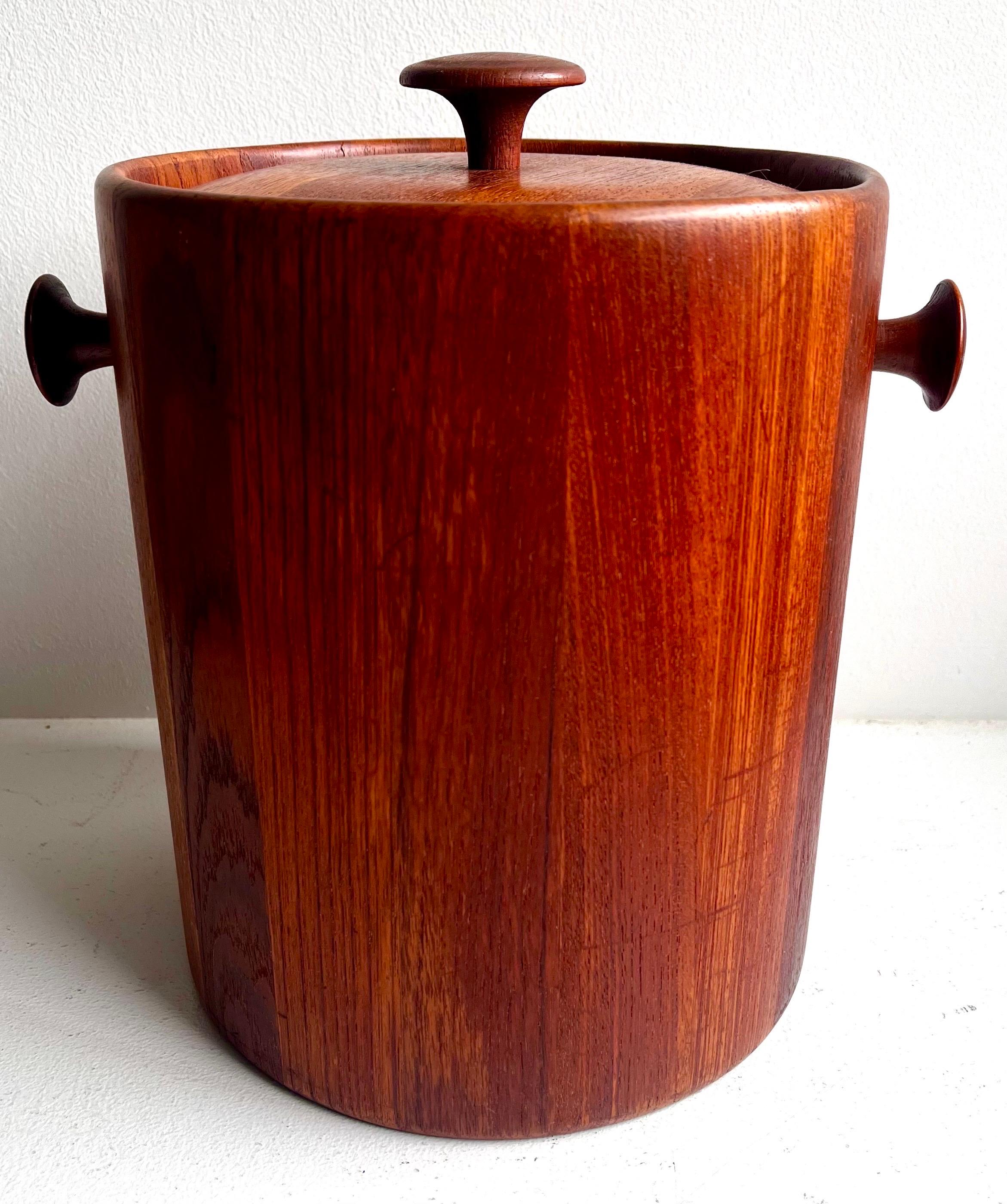Vintage Staved Teak Eiskübel 
Flemming Digsmed für Digsmed, Dänemark
um 1960

Teakholz-Deckel und -Eimer mit weißer Kunststoff-Innenauskleidung

