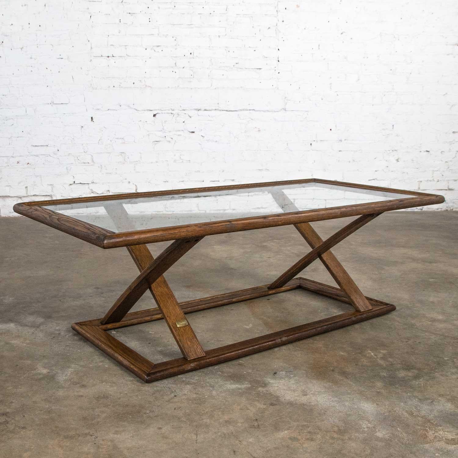 Hübscher originaler Couchtisch aus Stav Oak mit Glasplatte, entworfen von Jobie G. Redmond und hergestellt aus Fassdauben von Jack Daniels. Dieser Tisch ist in hervorragendem, gebrauchsfertigem Zustand. Es wurde von unseren erfahrenen Mitarbeitern