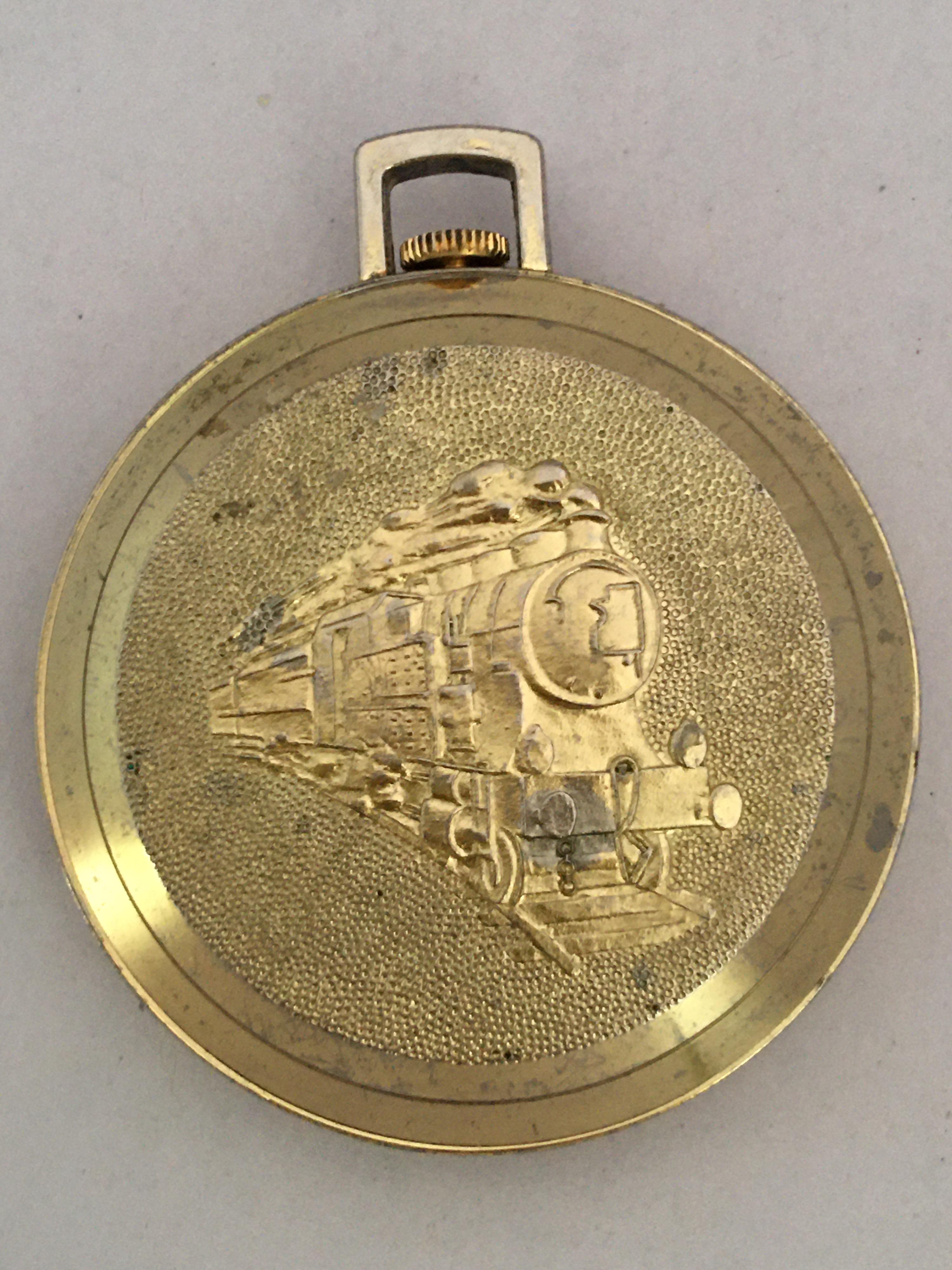 Diese schöne 49mm Durchmesser (ohne Krone) Vintage Handaufzug Taschenuhr ist in gutem Zustand und es ist gut läuft. Sichtbare Anzeichen von Alterung und Verschleiß mit leichten Kratzern und Flecken auf dem vergoldeten Uhrengehäuse:: wie gezeigt.