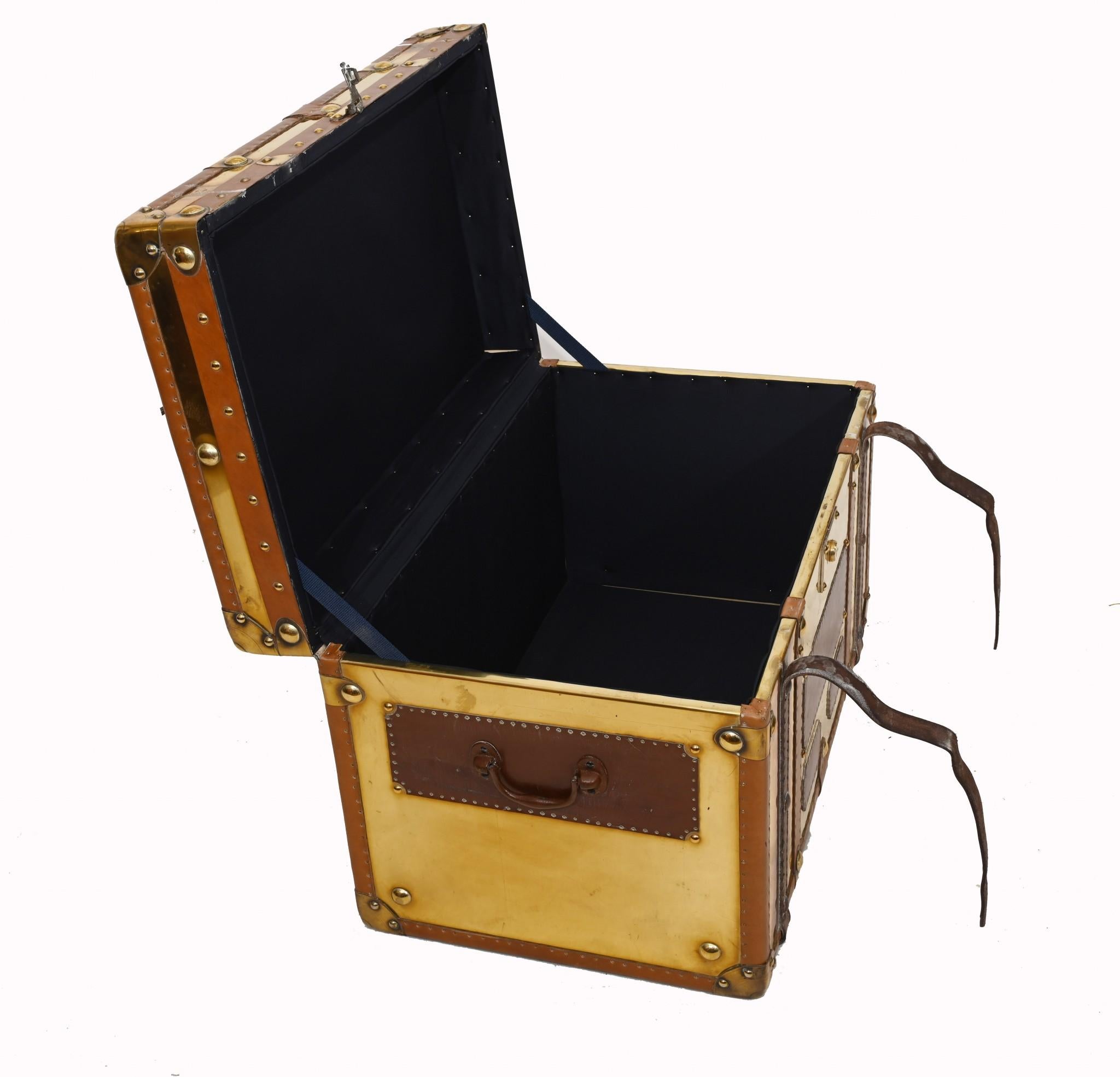 Steamer Trunk Gepäckstücke-Tisch aus Guss (Ende des 20. Jahrhunderts) im Angebot