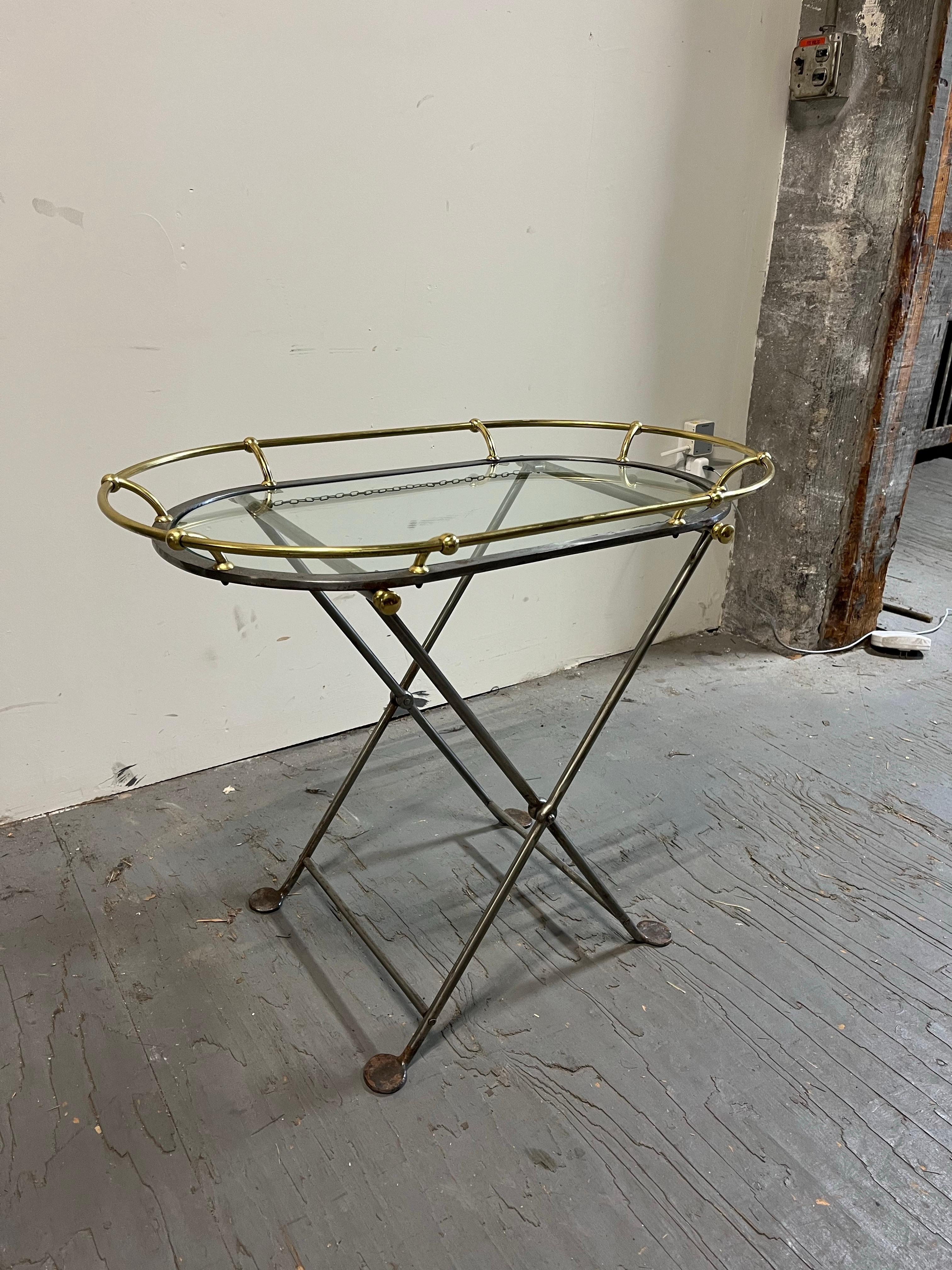 Vintage Stahl und Messing Campaigner Stil Tablett Tisch im Zustand „Gut“ im Angebot in W Allenhurst, NJ